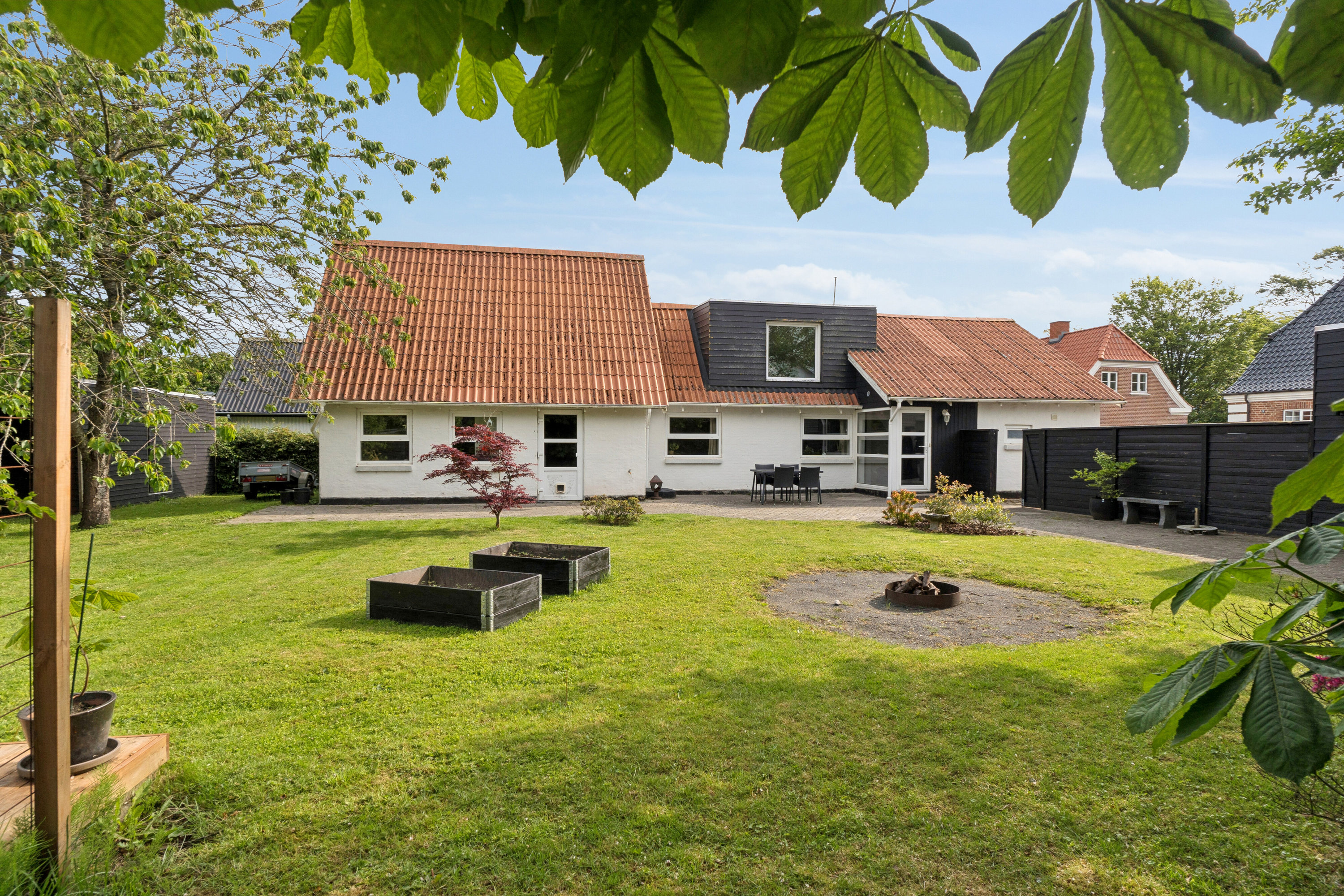 Fremhævet set fra haven billede i fuldskærmstilstand. Billede af Sct Hans Vej 12, 9800 Hjørring