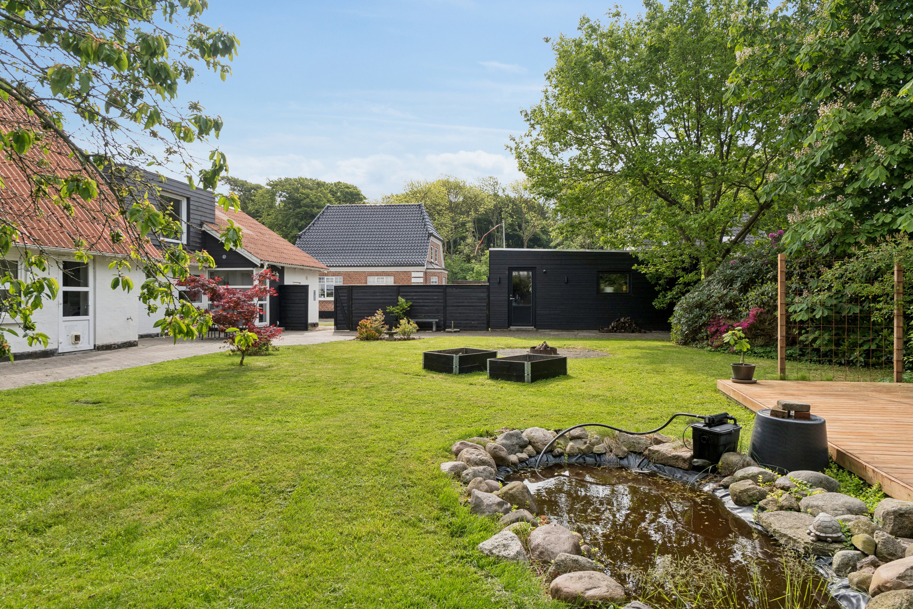 Fremhævet set fra haven billede i fuldskærmstilstand. Billede af Sct Hans Vej 12, 9800 Hjørring