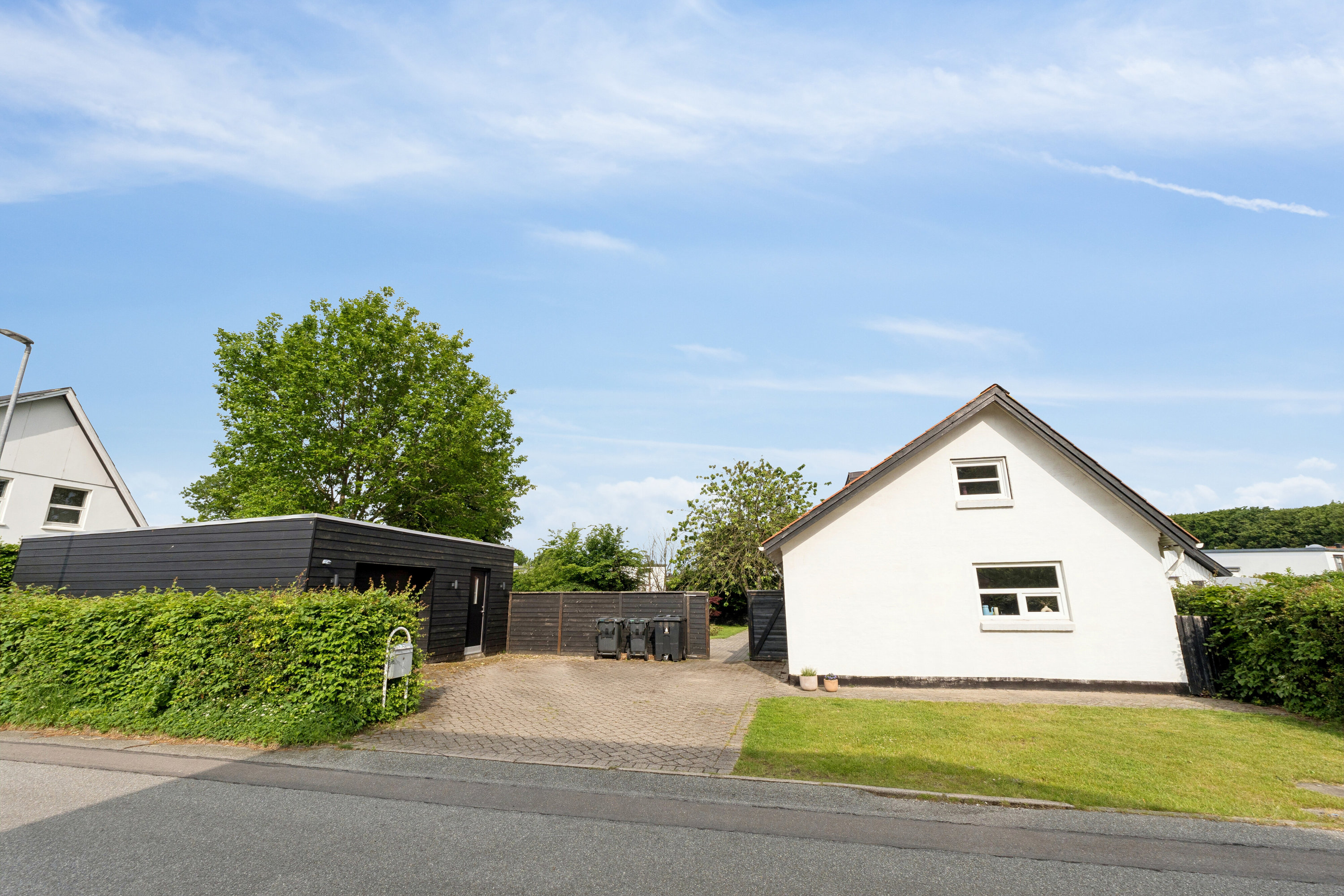 Fremhævet set fra vejen billede i fuldskærmstilstand. Billede af Sct Hans Vej 12, 9800 Hjørring