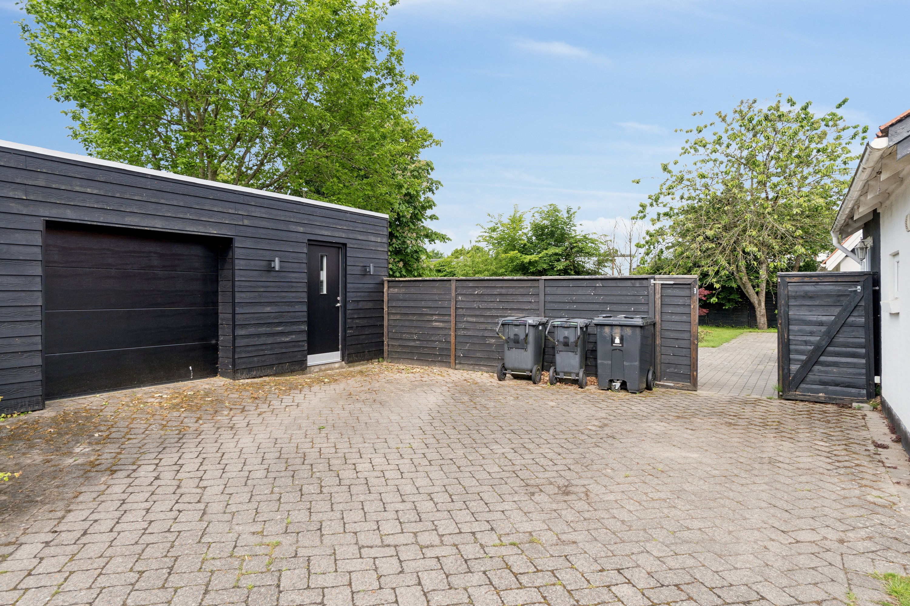 Fremhævet set fra vejen billede i fuldskærmstilstand. Billede af Sct Hans Vej 12, 9800 Hjørring