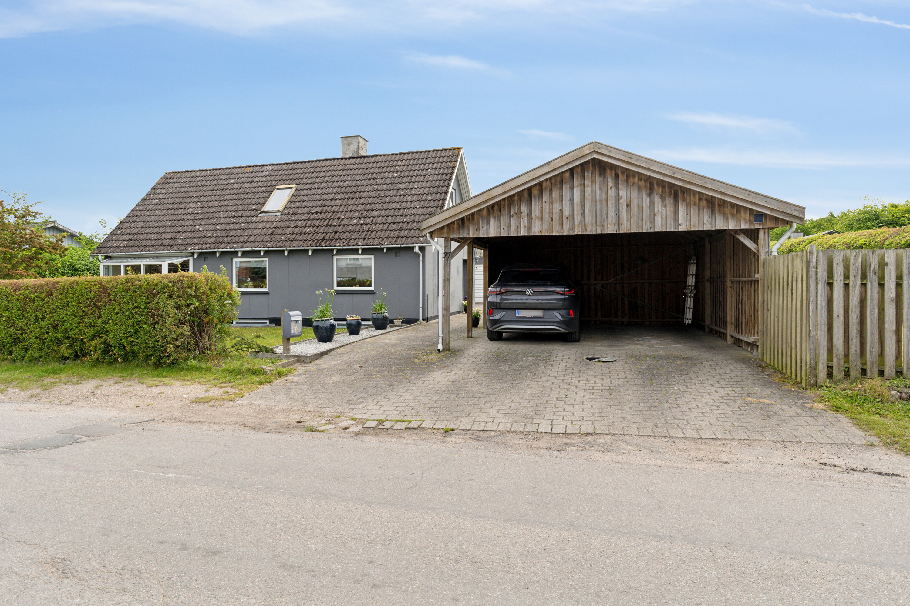 Fremhævet set fra vejen billede i fuldskærmstilstand. Billede af Frederiksberg 37, 4470 Svebølle