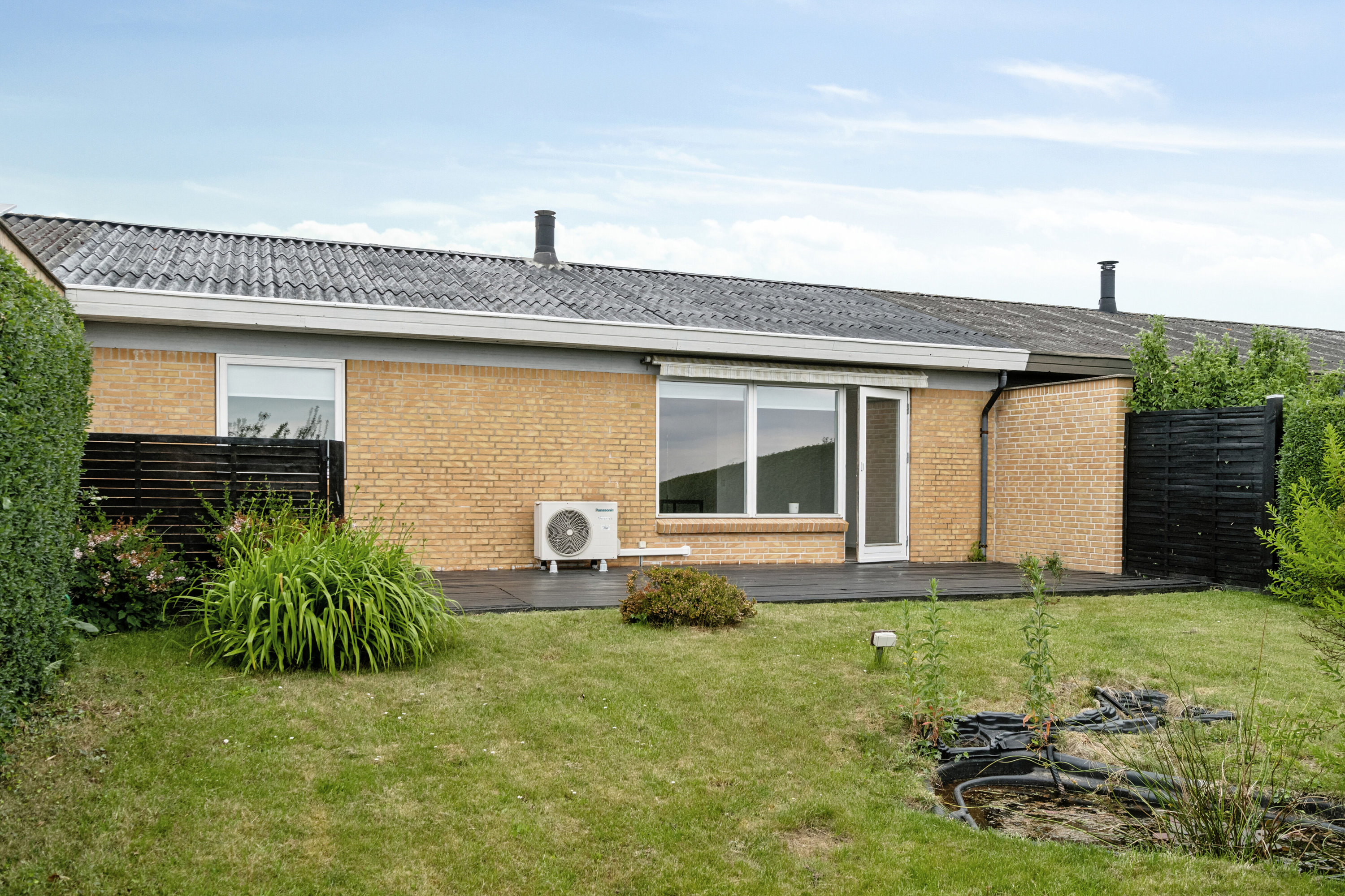 Fremhævet set fra haven billede i fuldskærmstilstand. Billede af Musikbyen 25, 4573 Højby