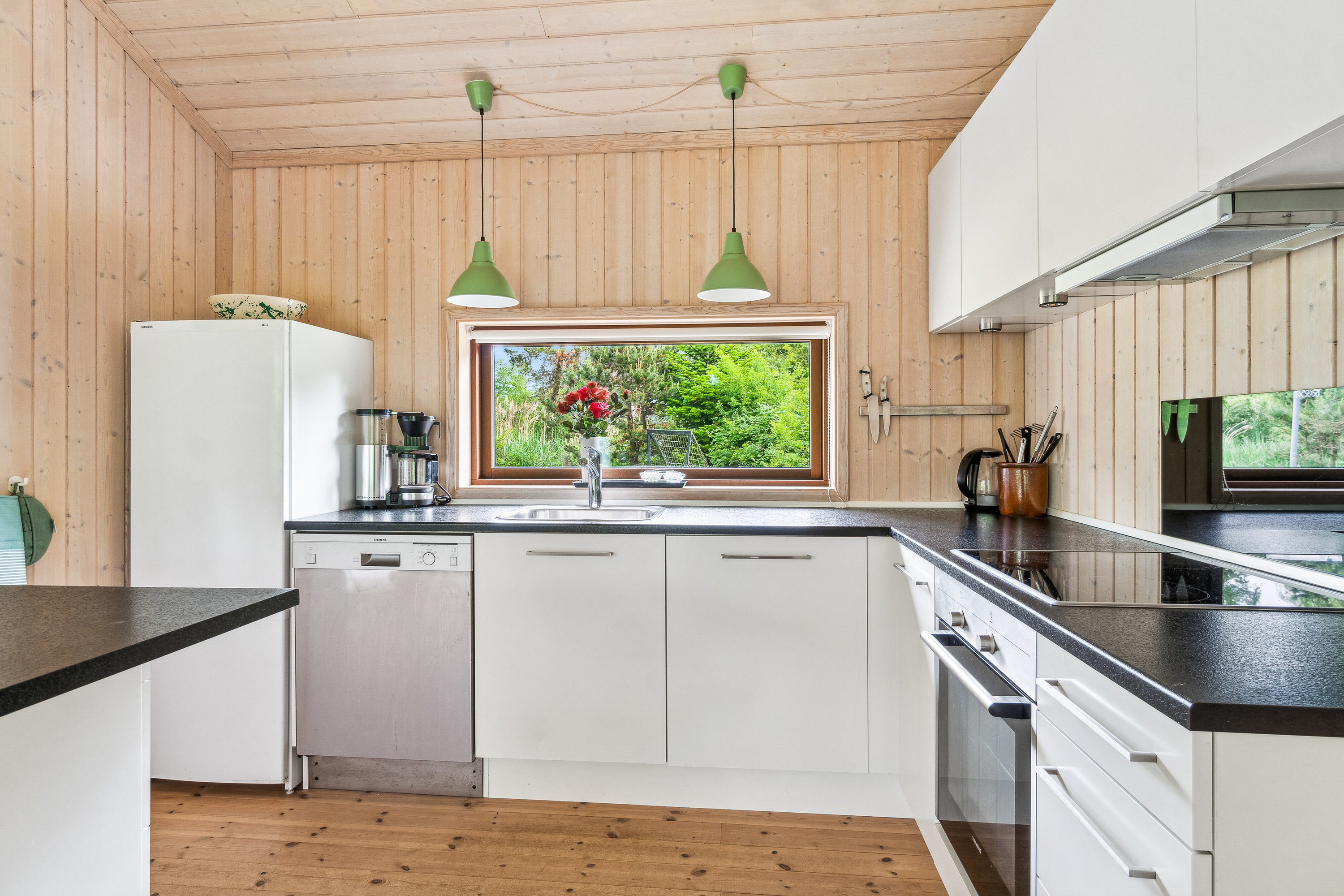 Fremhævet køkken billede i fuldskærmstilstand. Billede af Hjerlsvej 2, 4581 Rørvig