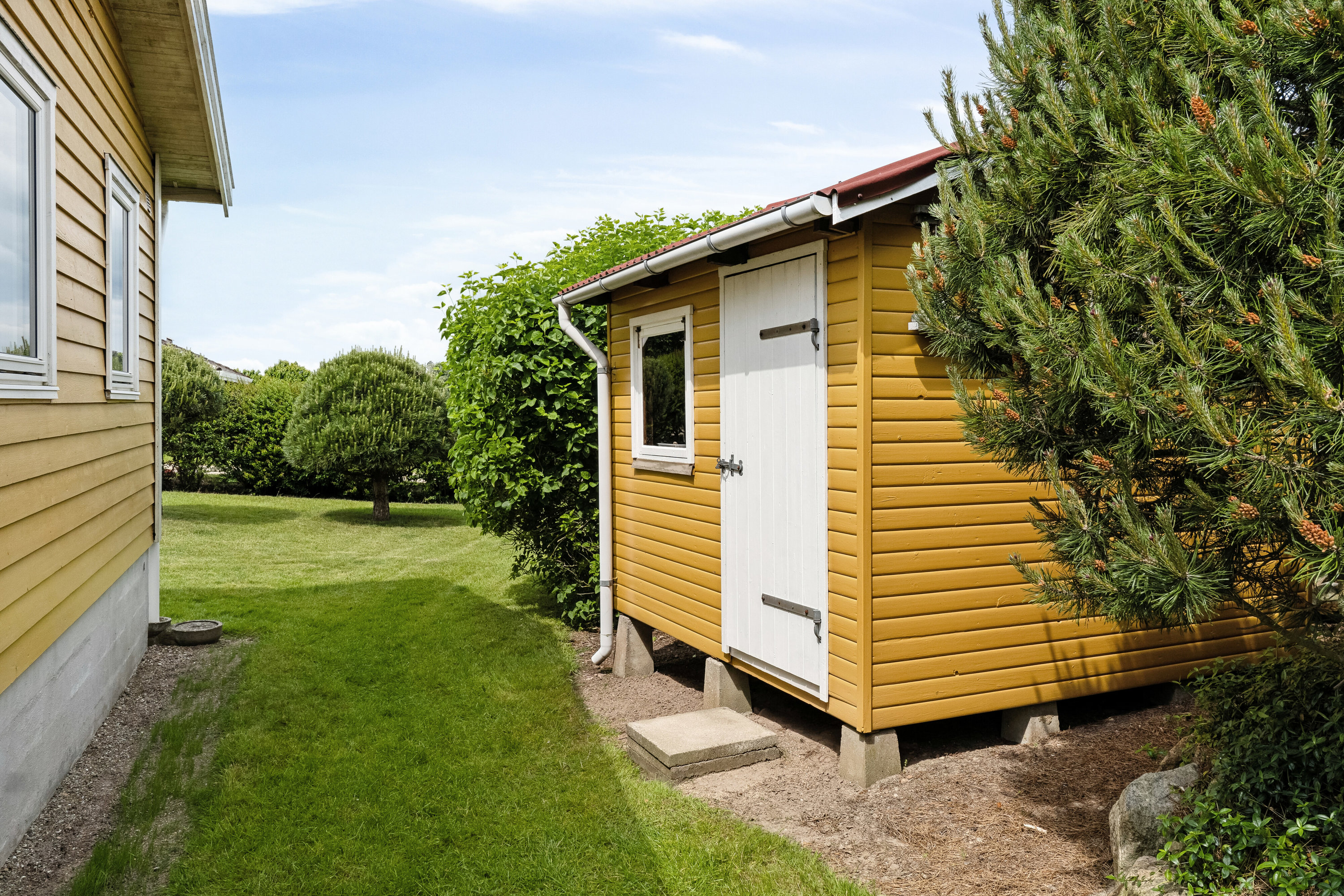 Fremhævet set fra haven billede i fuldskærmstilstand. Billede af Strandparken 7, Bøsserup, 4500 Nykøbing Sj