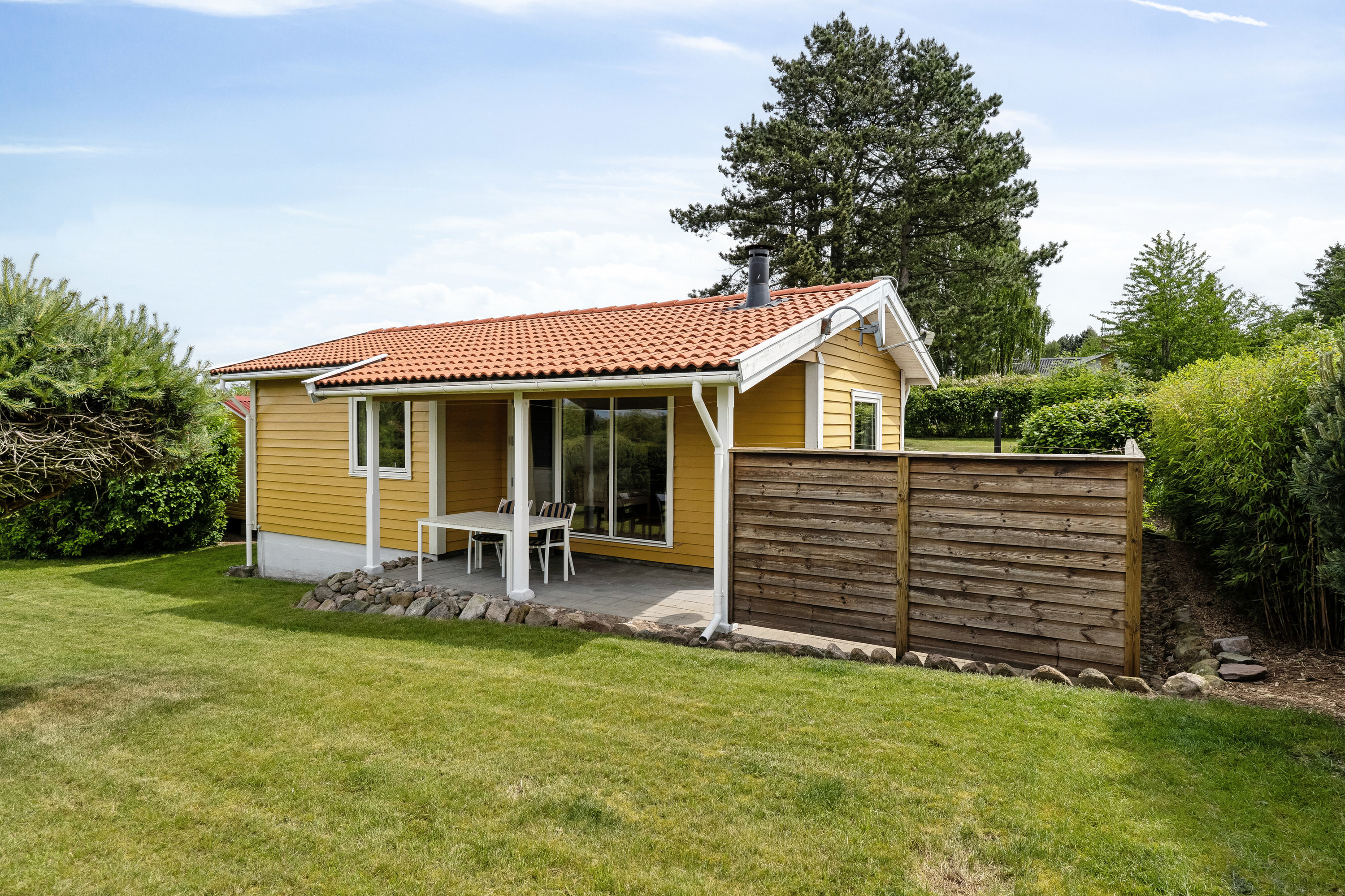 Fremhævet set fra haven billede i fuldskærmstilstand. Billede af Strandparken 7, Bøsserup, 4500 Nykøbing Sj