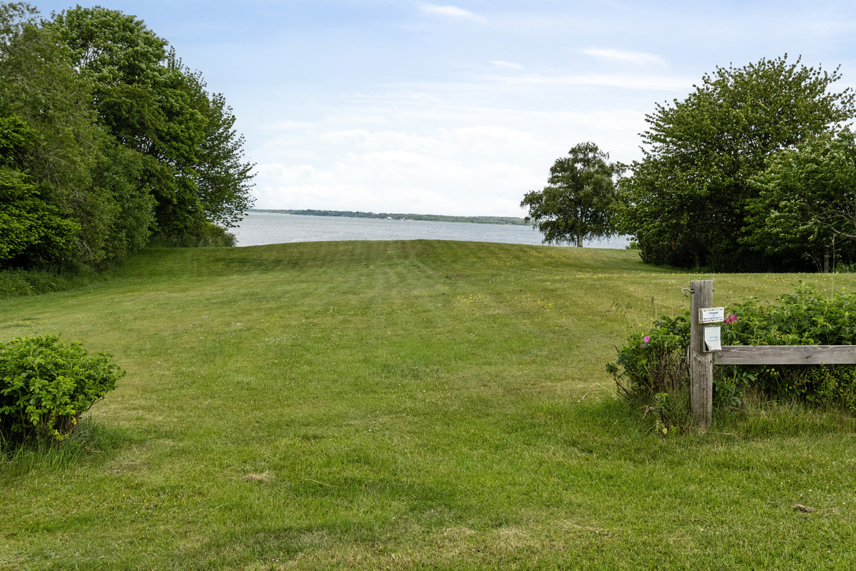 Fremhævet set fra haven billede i fuldskærmstilstand. Billede af Strandparken 7, Bøsserup, 4500 Nykøbing Sj