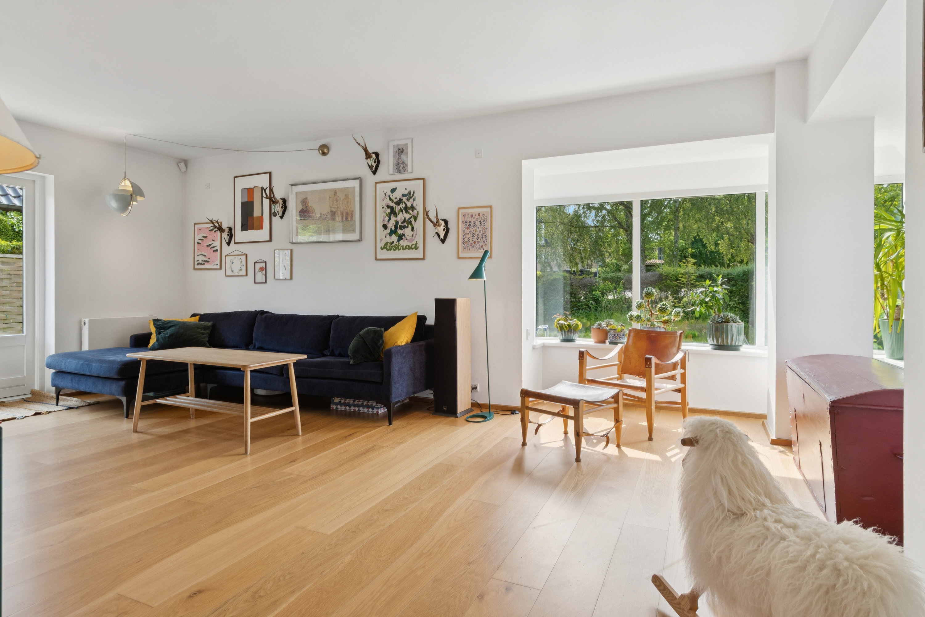 Fremhævet stue billede i fuldskærmstilstand. Billede af Engbakken 2, 2830 Virum