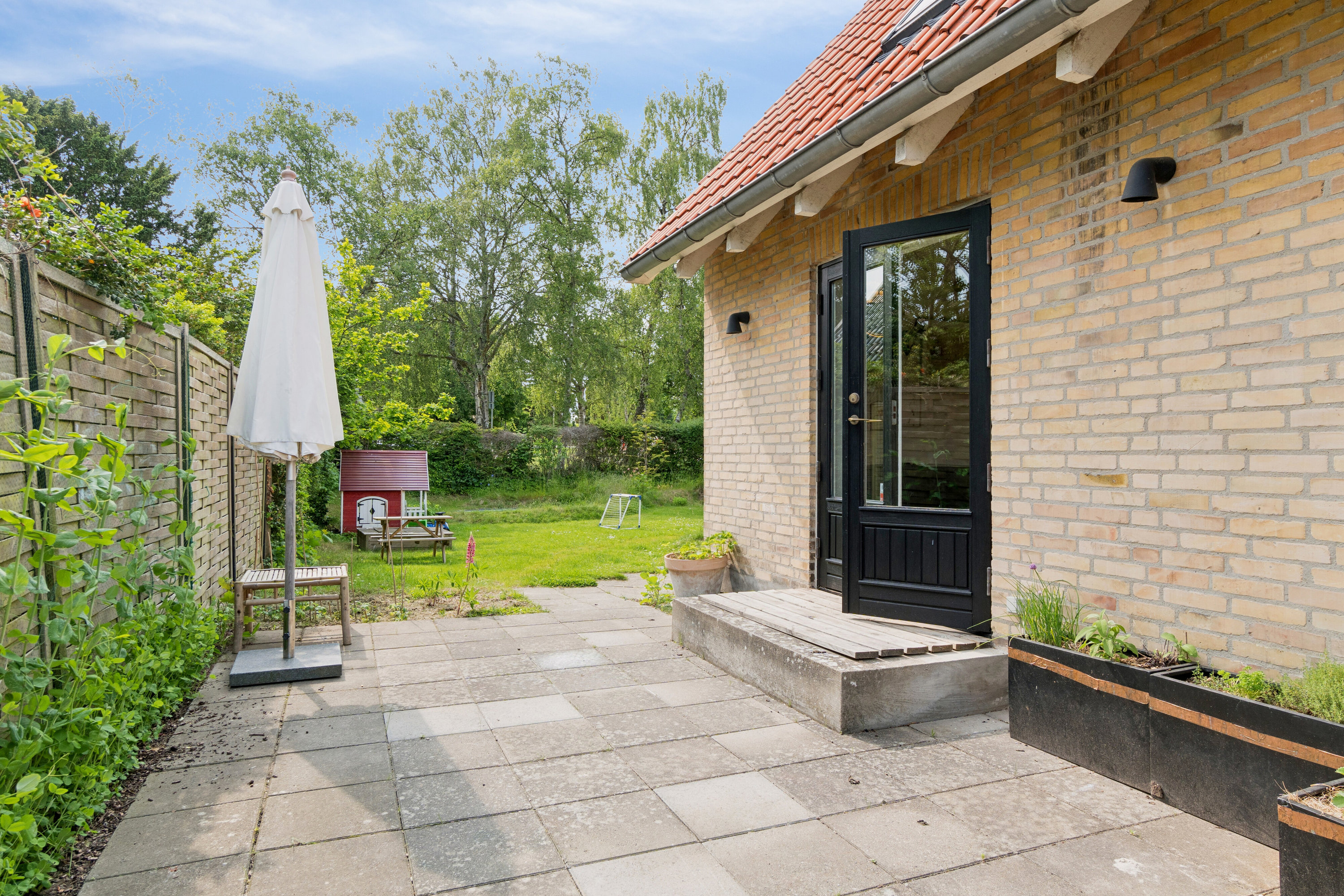 Fremhævet udendørs billede i fuldskærmstilstand. Billede af Engbakken 2, 2830 Virum