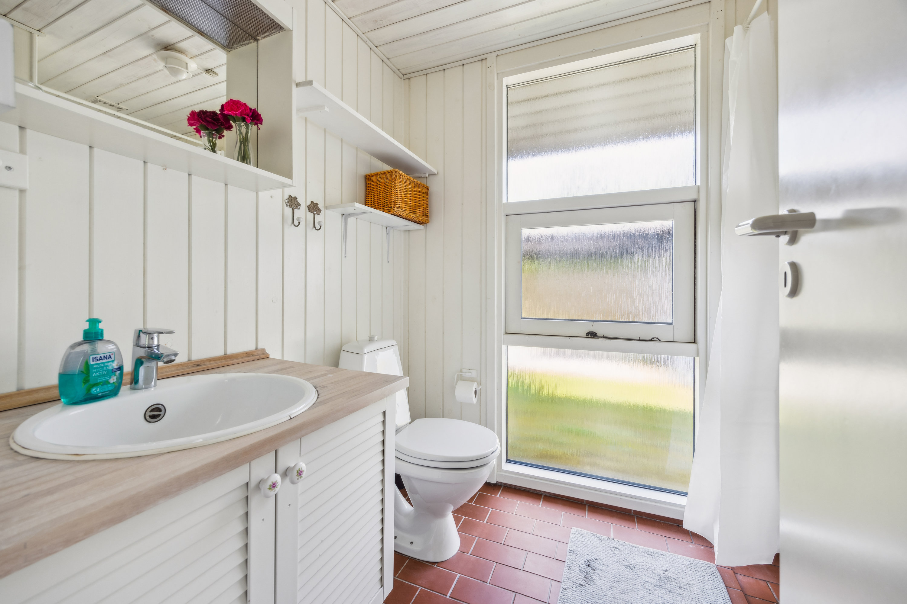 Fremhævet badeværelse billede i fuldskærmstilstand. Billede af Lindeparken 8, 9370 Hals