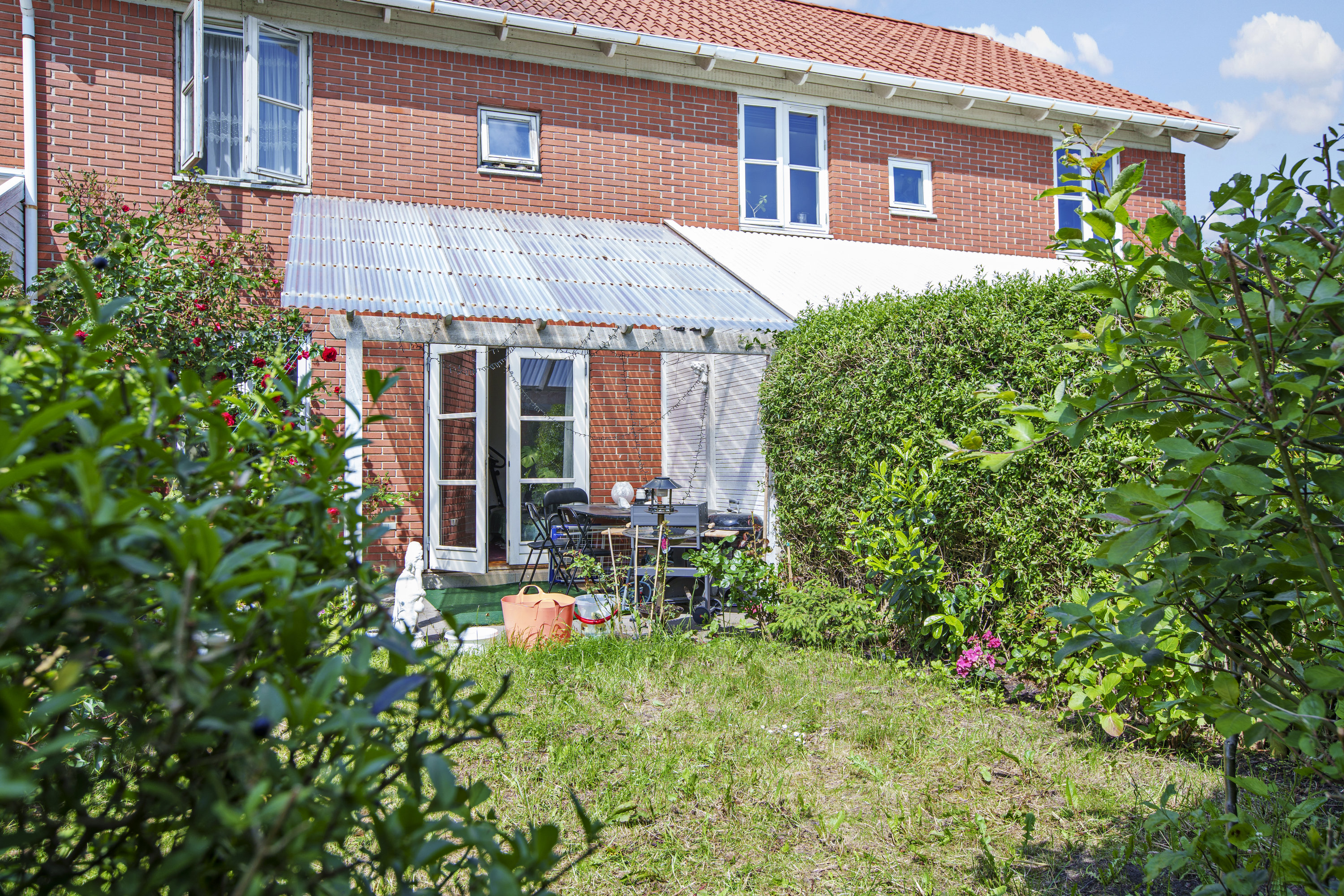 Miniaturebillede 1: huset udefra. Billede af Nøddelunden 180, Lille Smørum, 2765 Smørum