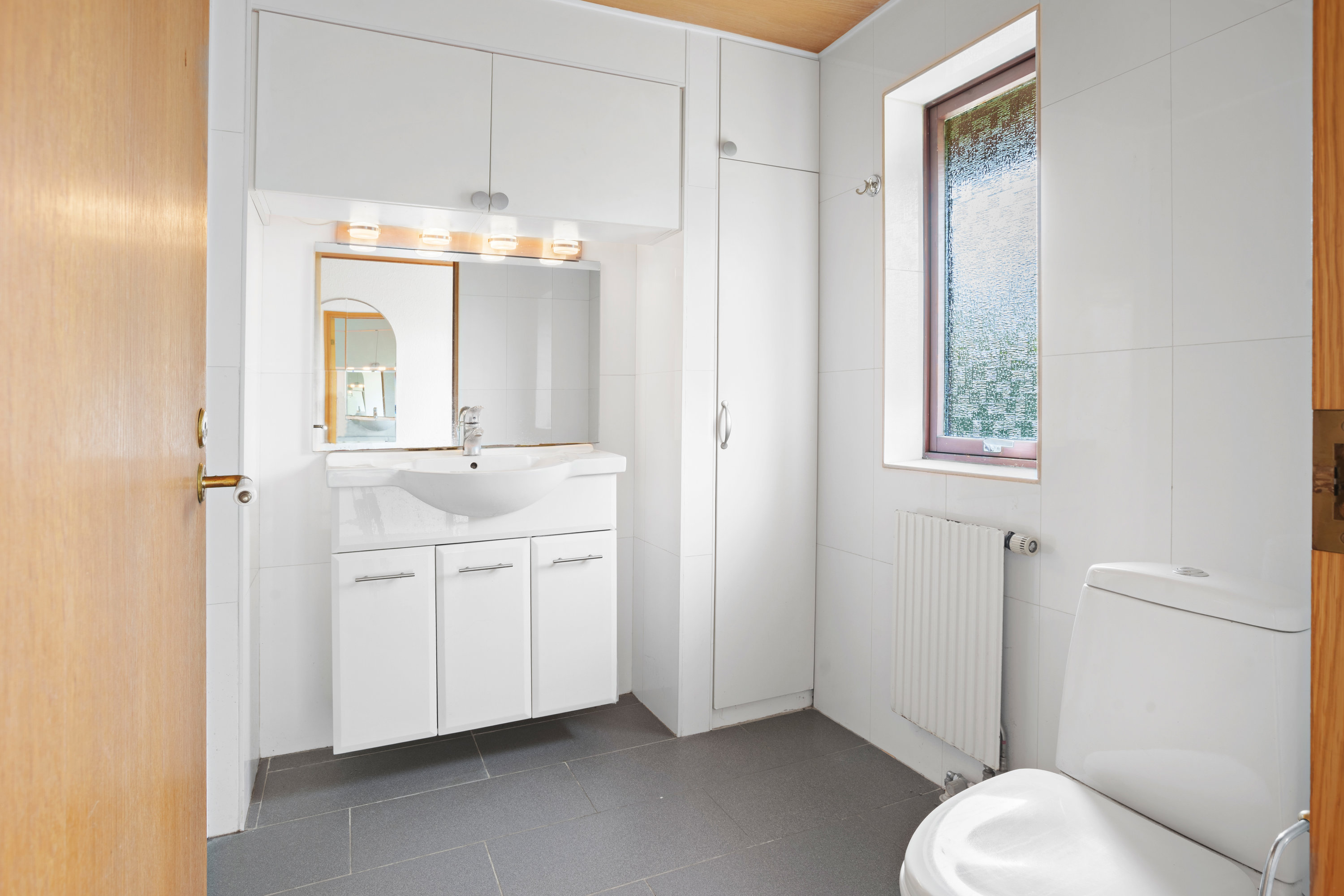 Fremhævet bad billede i fuldskærmstilstand. Billede af Erantishaven 29, Smørumnedre, 2765 Smørum