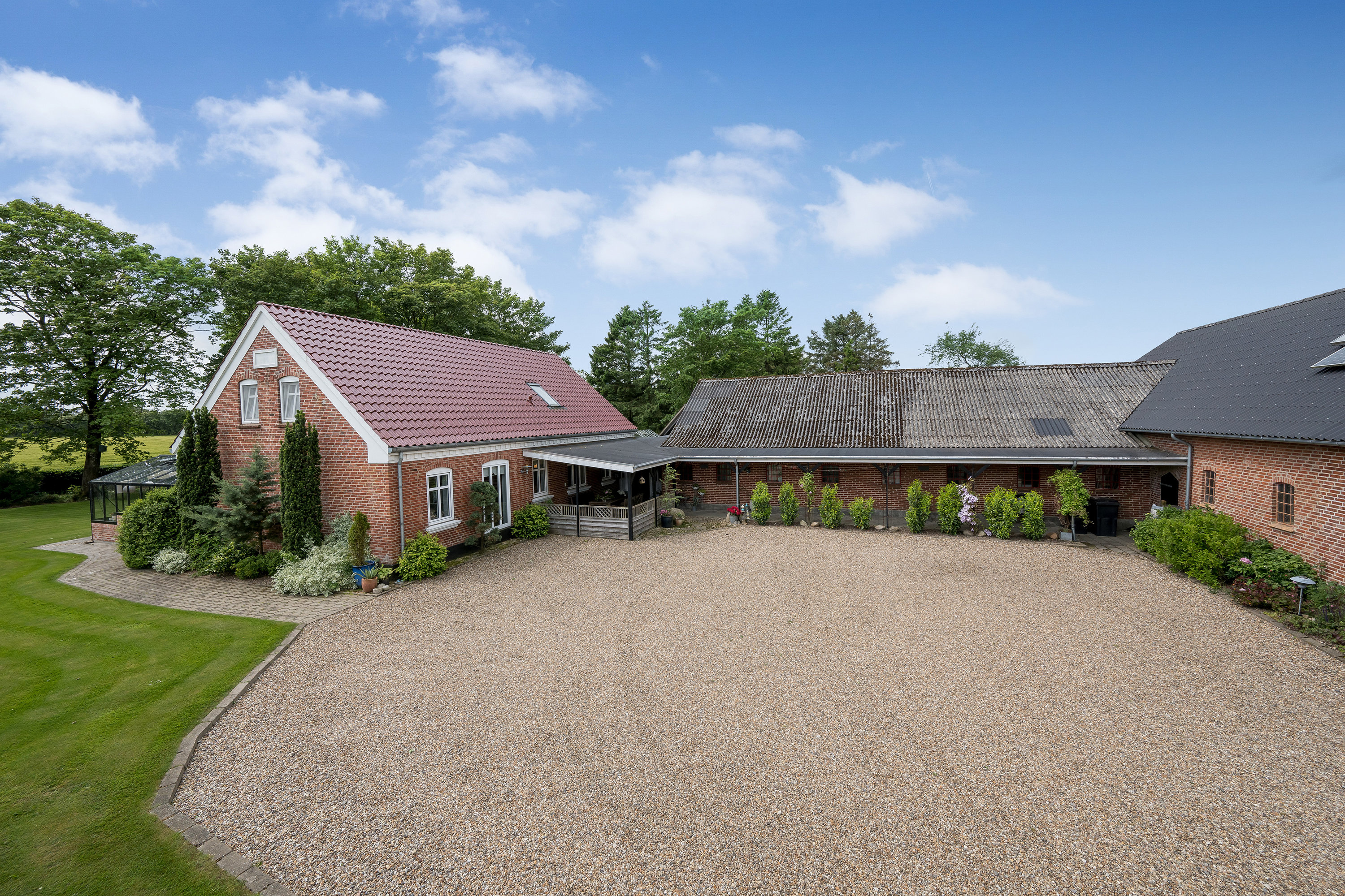 Fremhævet facade billede i fuldskærmstilstand. Billede af Øster Vejrupvej 7, Lyne, 6880 Tarm