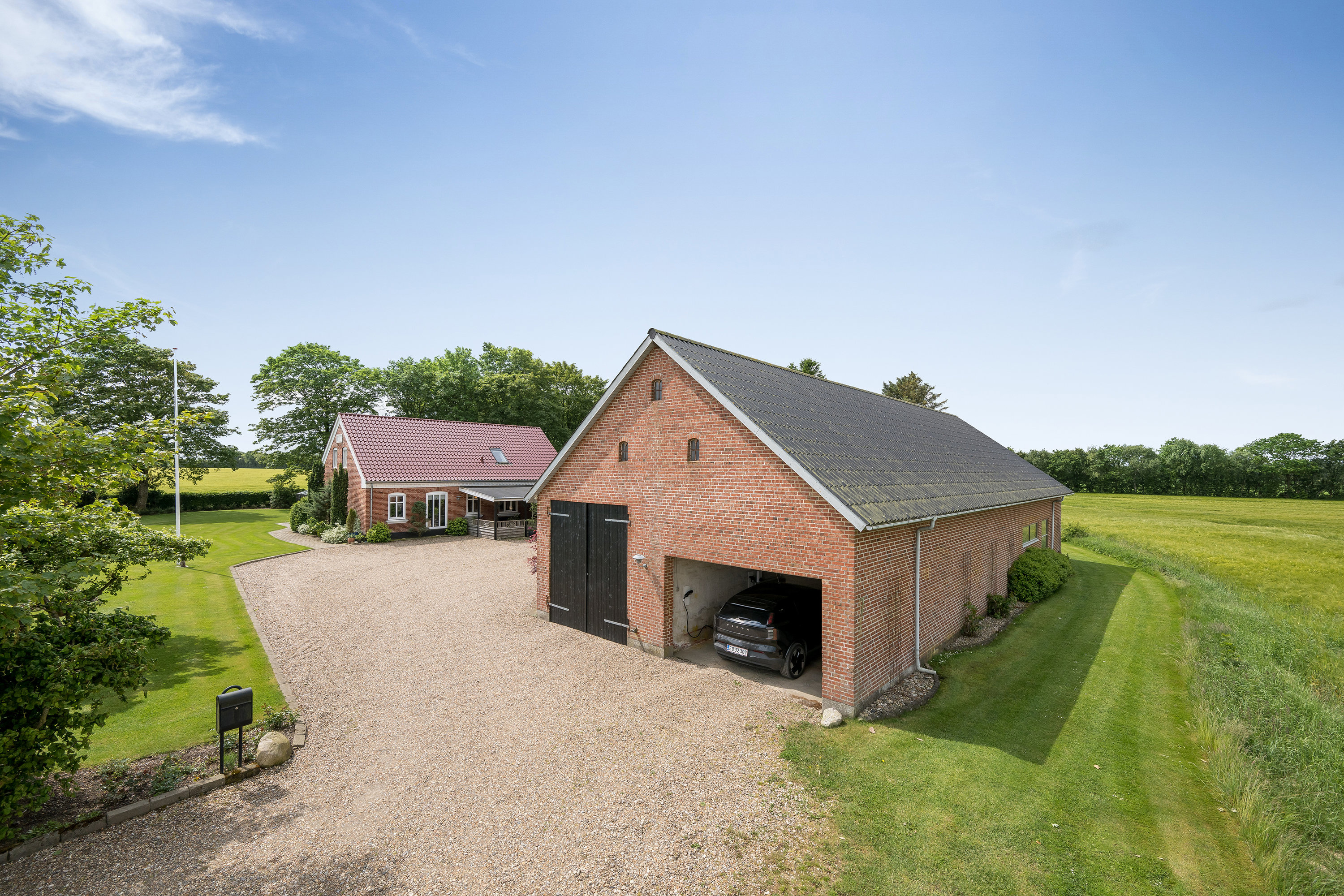 Fremhævet facade billede i fuldskærmstilstand. Billede af Øster Vejrupvej 7, Lyne, 6880 Tarm