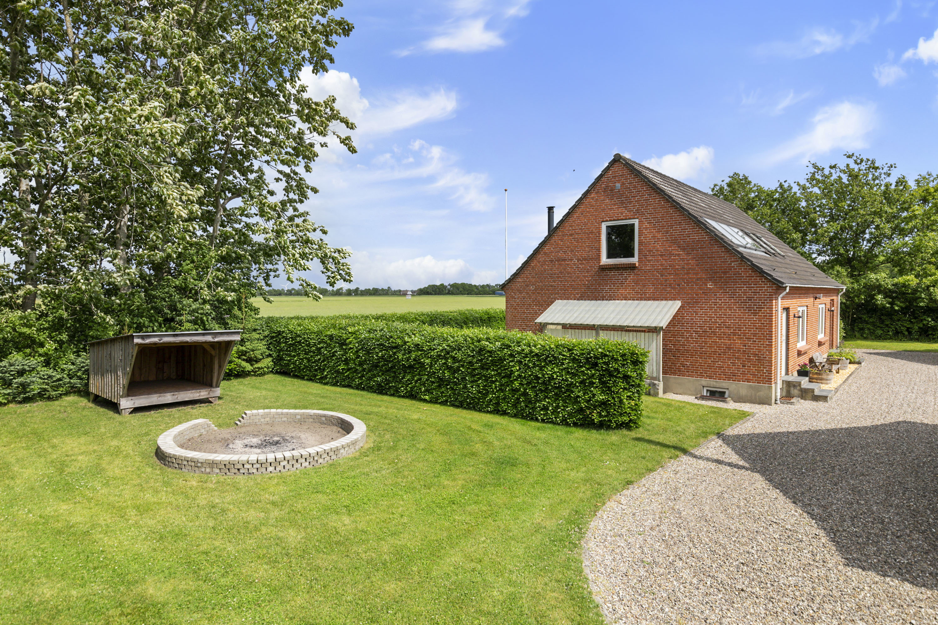 Fremhævet facade billede i fuldskærmstilstand. Billede af Smedievej 10, St Binderup, 9600 Aars