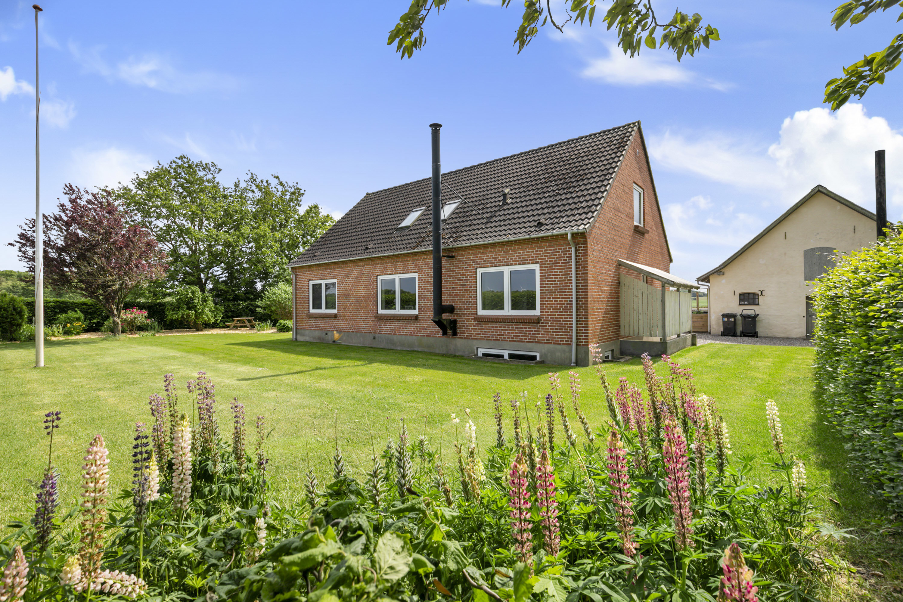 Fremhævet facade billede i fuldskærmstilstand. Billede af Smedievej 10, St Binderup, 9600 Aars