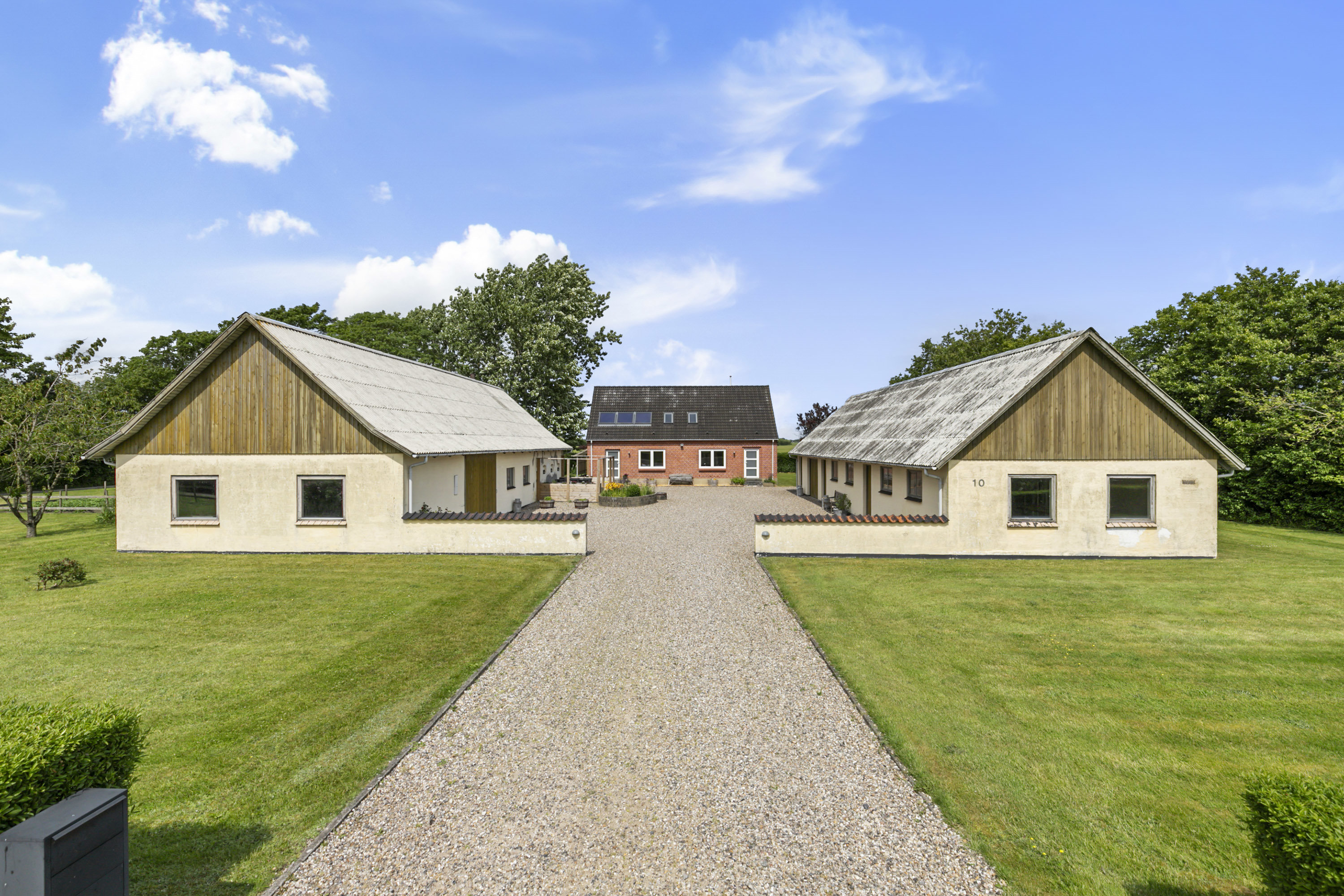 Fremhævet facade billede i fuldskærmstilstand. Billede af Smedievej 10, St Binderup, 9600 Aars