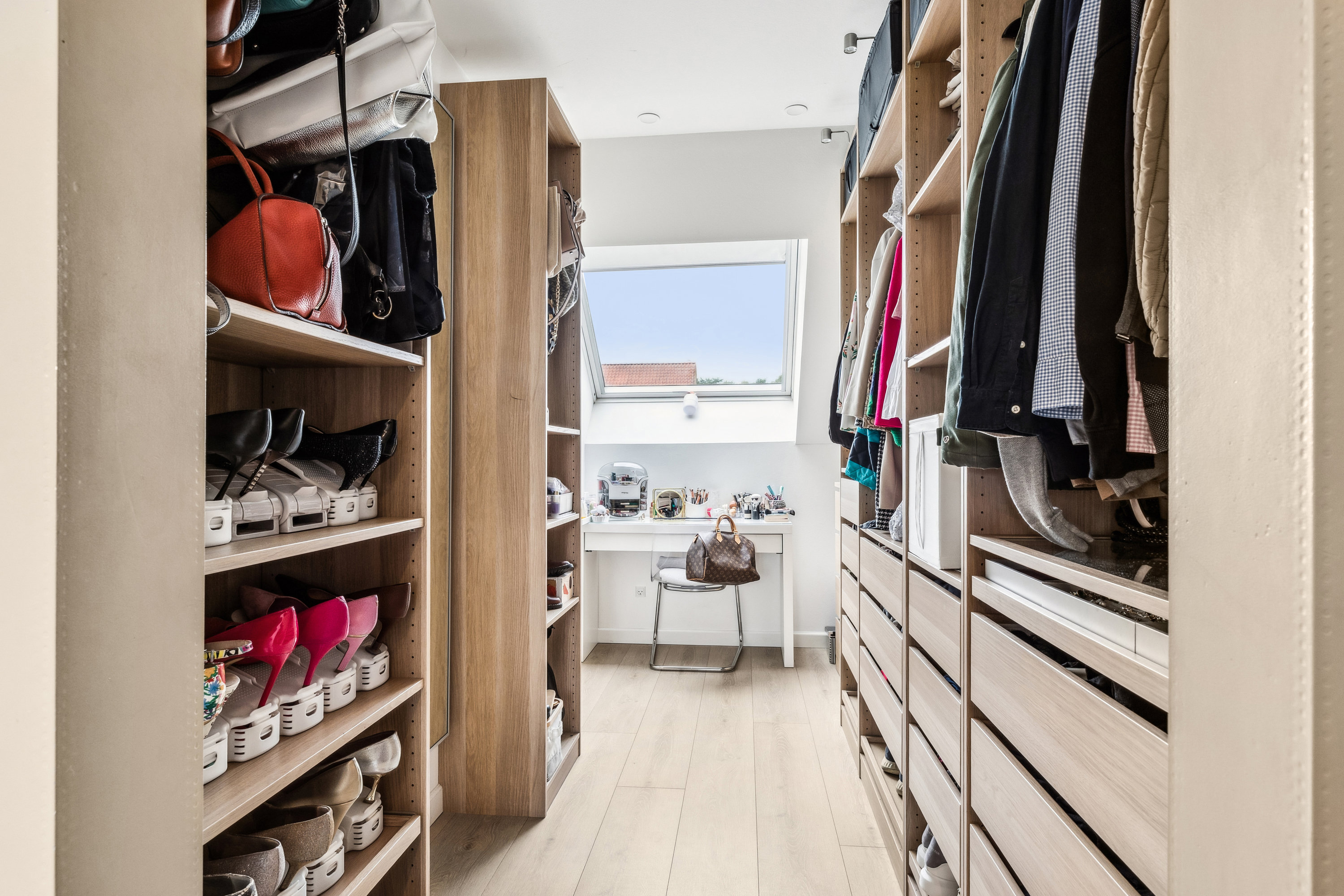 Fremhævet walkin closet billede i fuldskærmstilstand. Billede af Taastrup Hovedgade 47, 2630 Taastrup