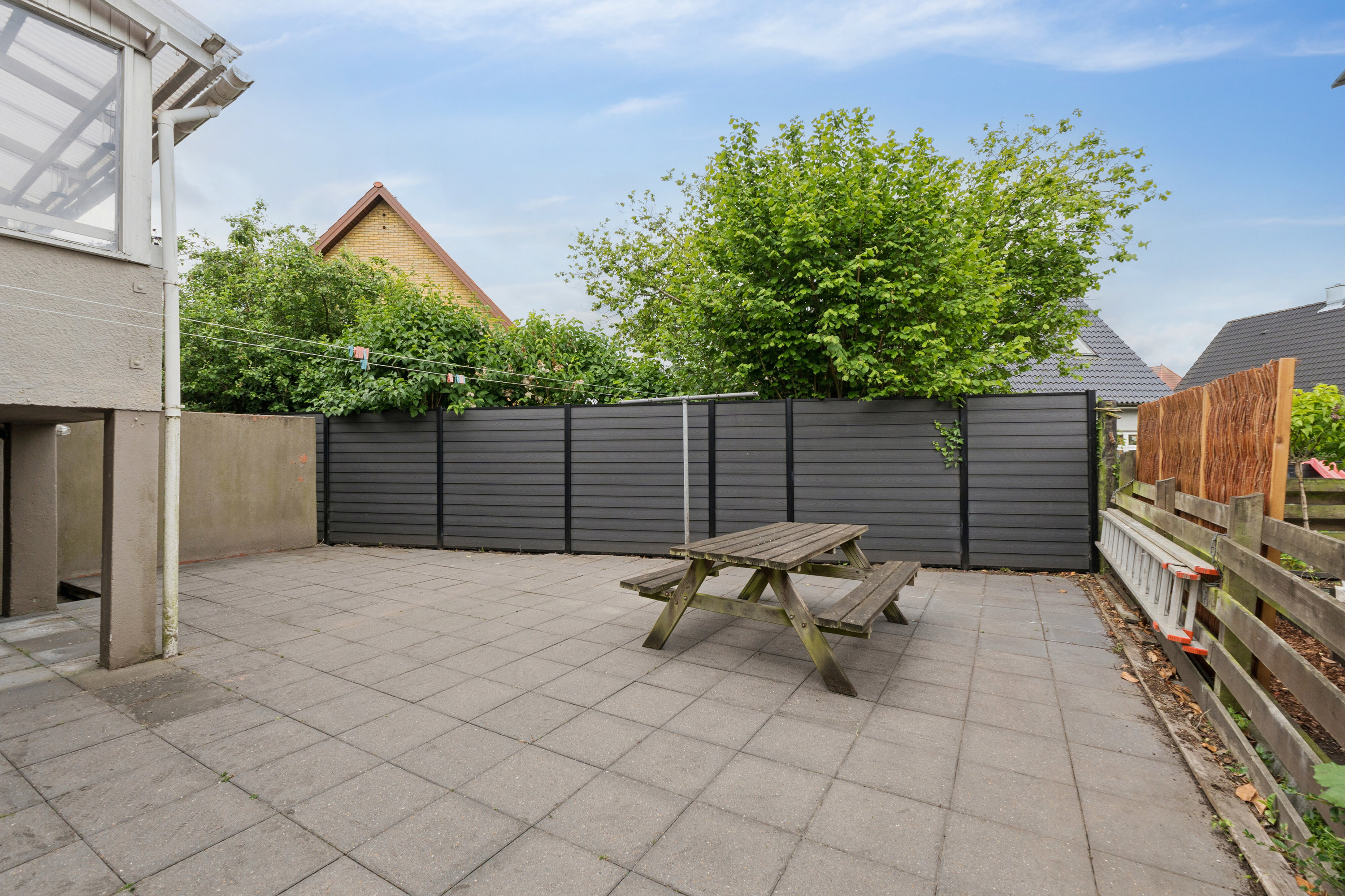 Miniaturebillede 1: set fra vejen. Billede af Risingsvej 11, 5000 Odense C