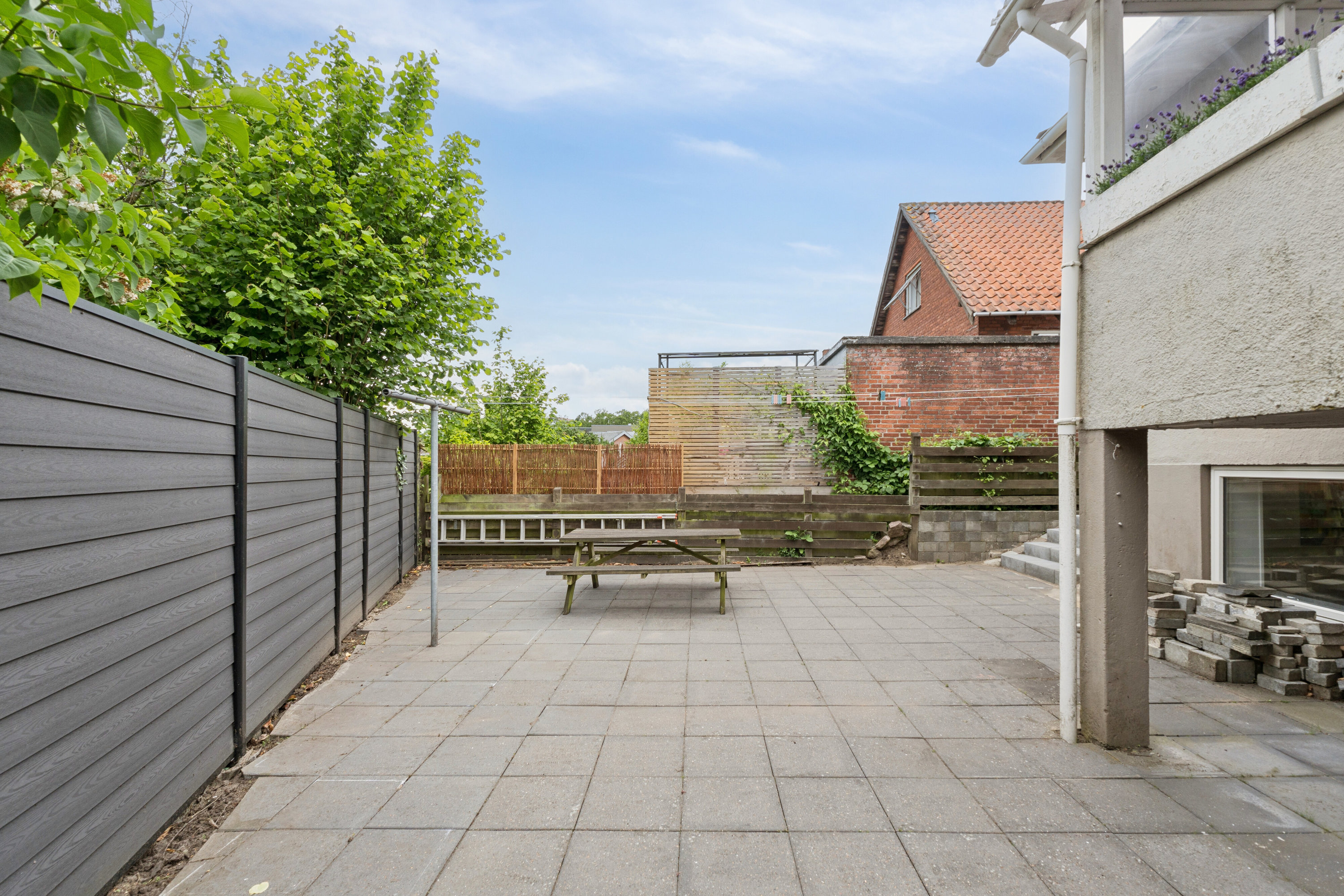 Fremhævet set fra vejen billede i fuldskærmstilstand. Billede af Risingsvej 11, 5000 Odense C