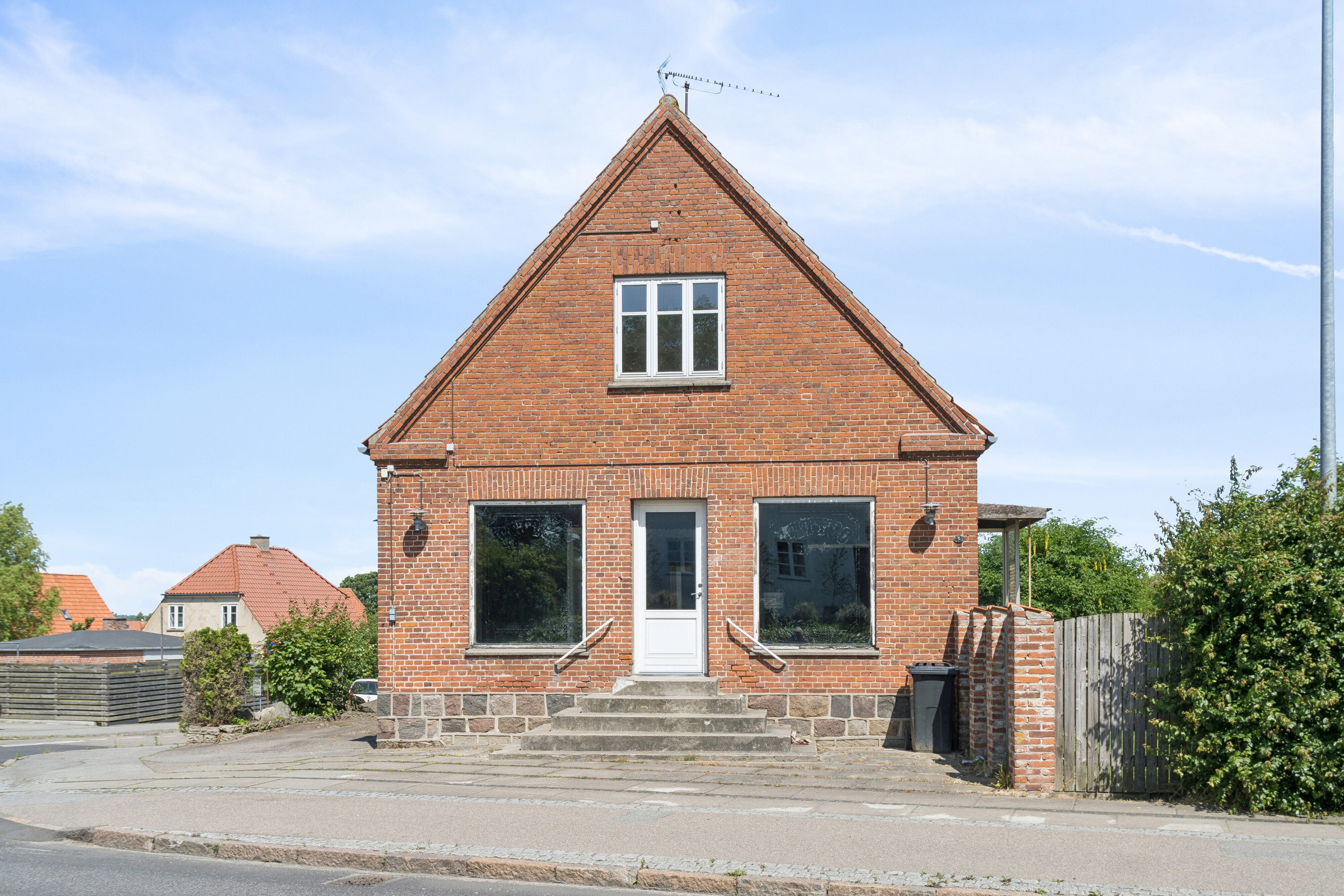 Fremhævet set fra vejen billede i fuldskærmstilstand. Billede af Munkholmvej 43, 4300 Holbæk