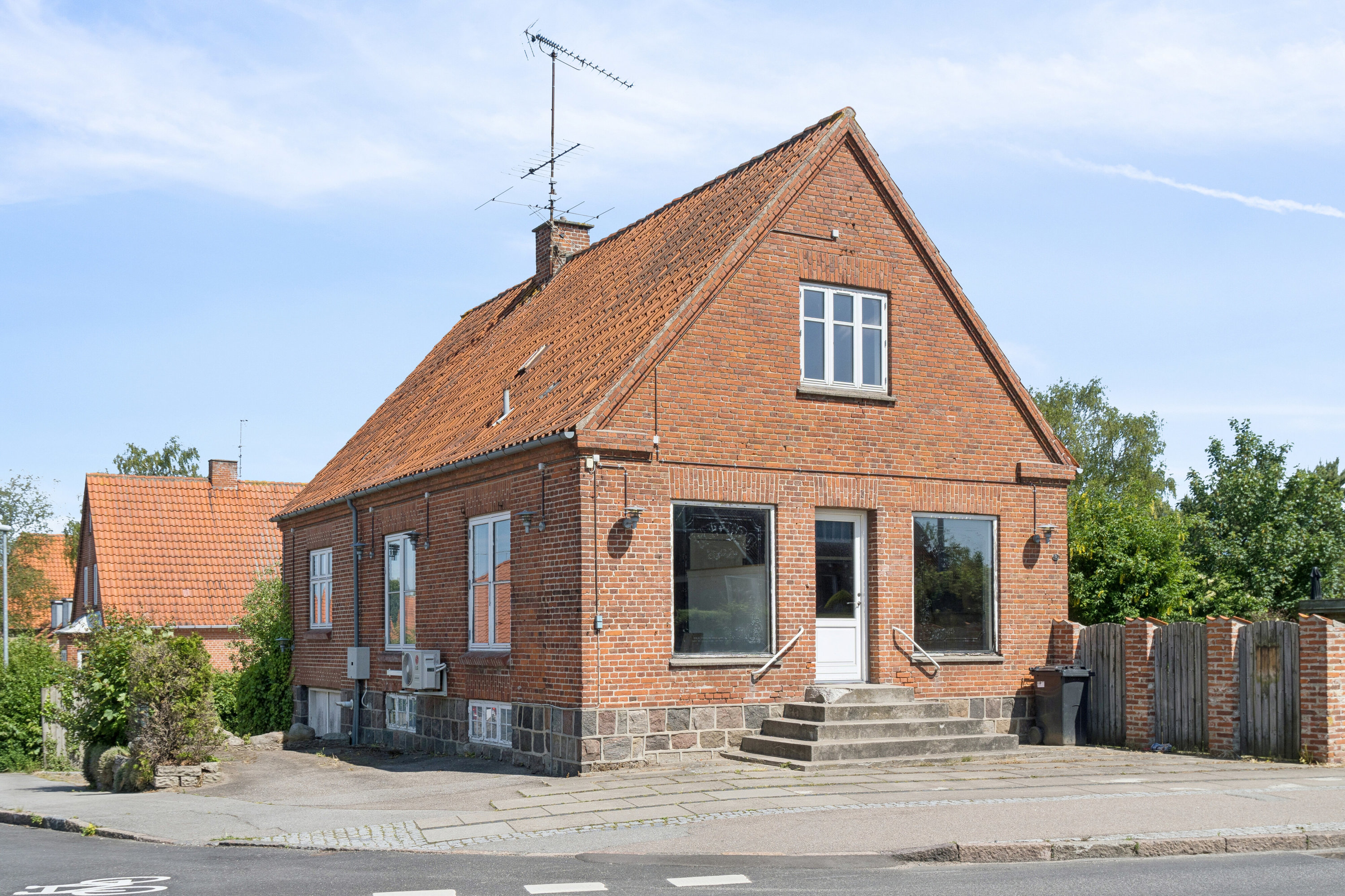 Fremhævet set fra vejen billede i fuldskærmstilstand. Billede af Munkholmvej 43, 4300 Holbæk