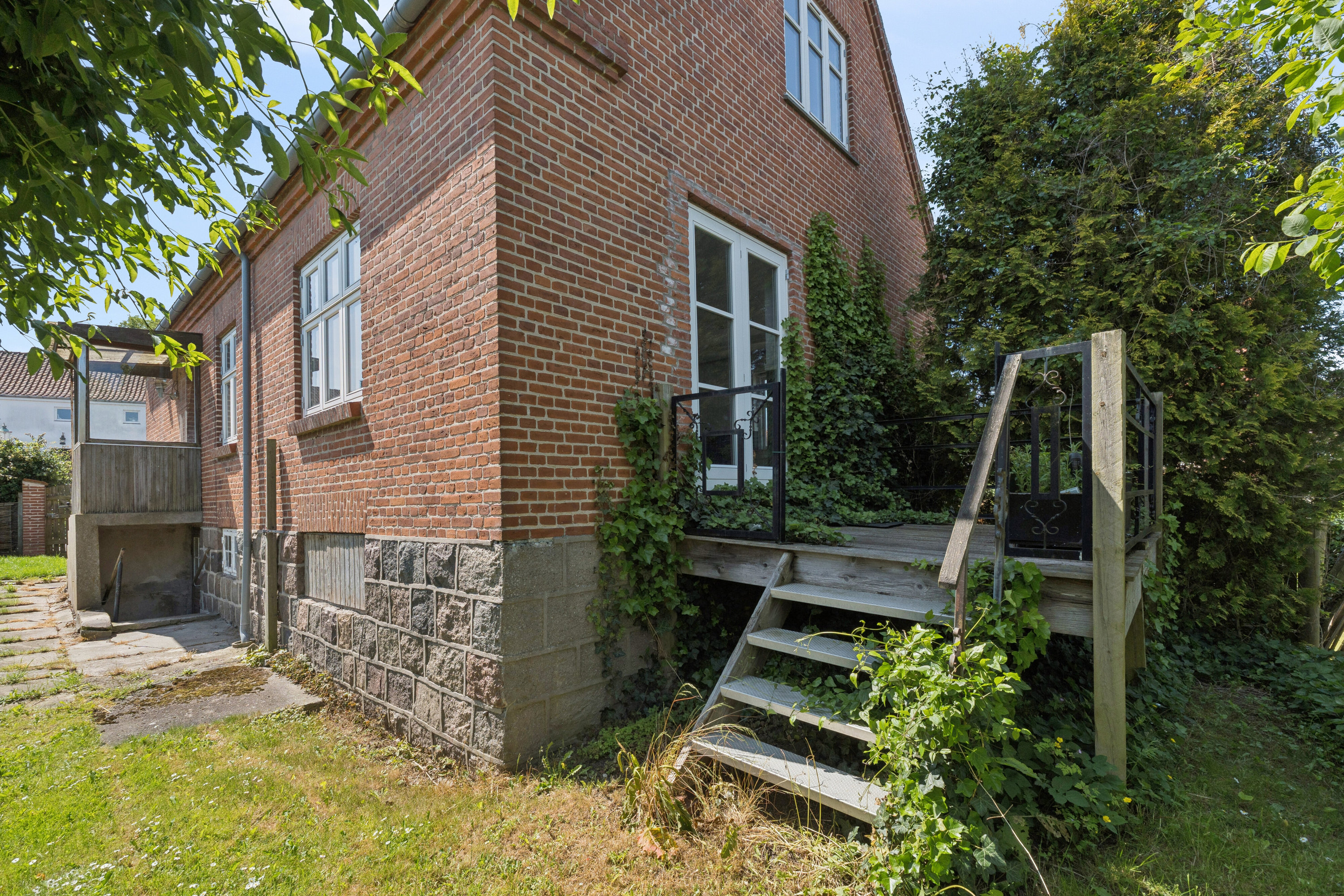 Fremhævet set fra haven billede i fuldskærmstilstand. Billede af Munkholmvej 43, 4300 Holbæk