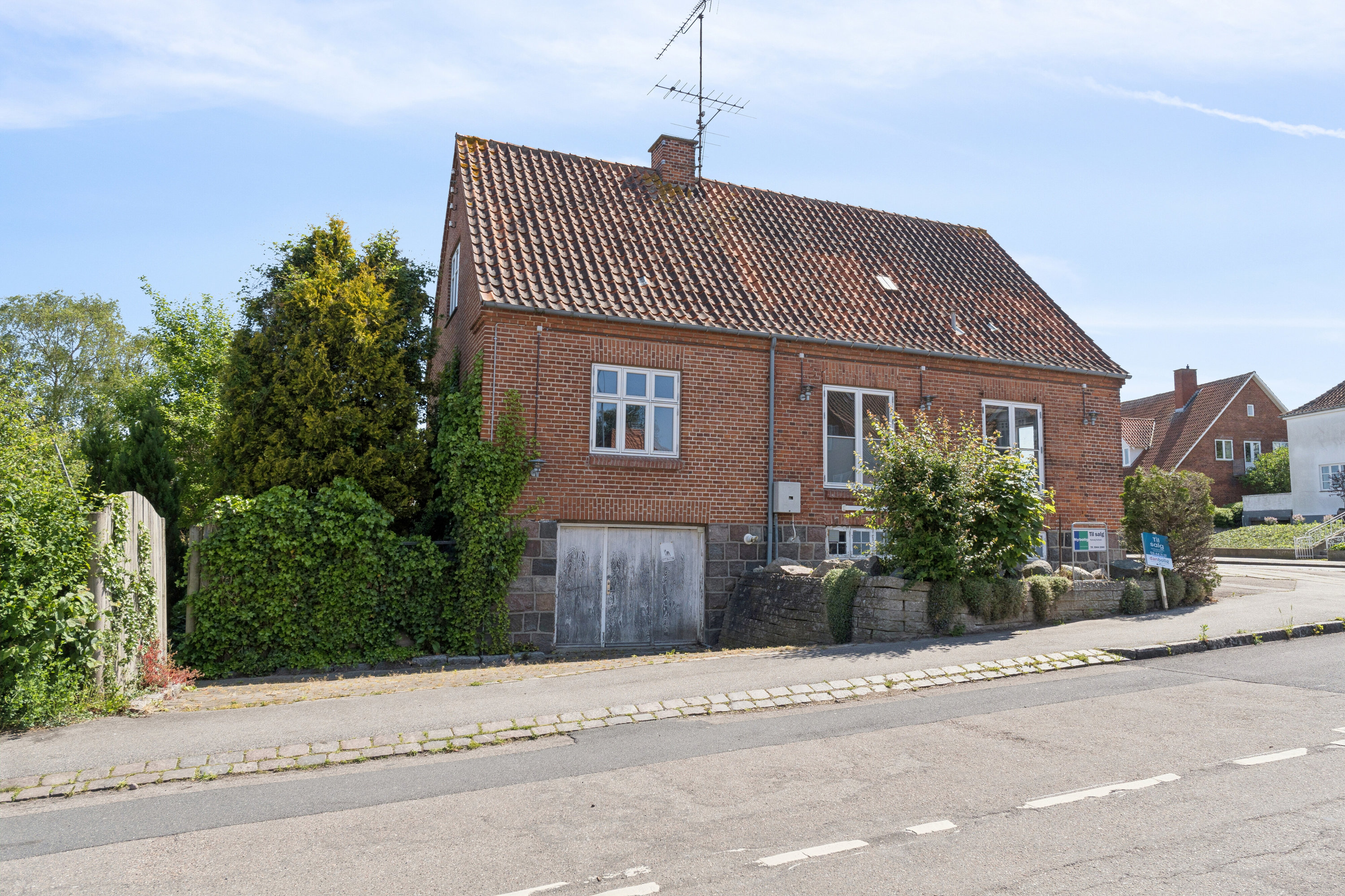 Fremhævet set fra vejen billede i fuldskærmstilstand. Billede af Munkholmvej 43, 4300 Holbæk