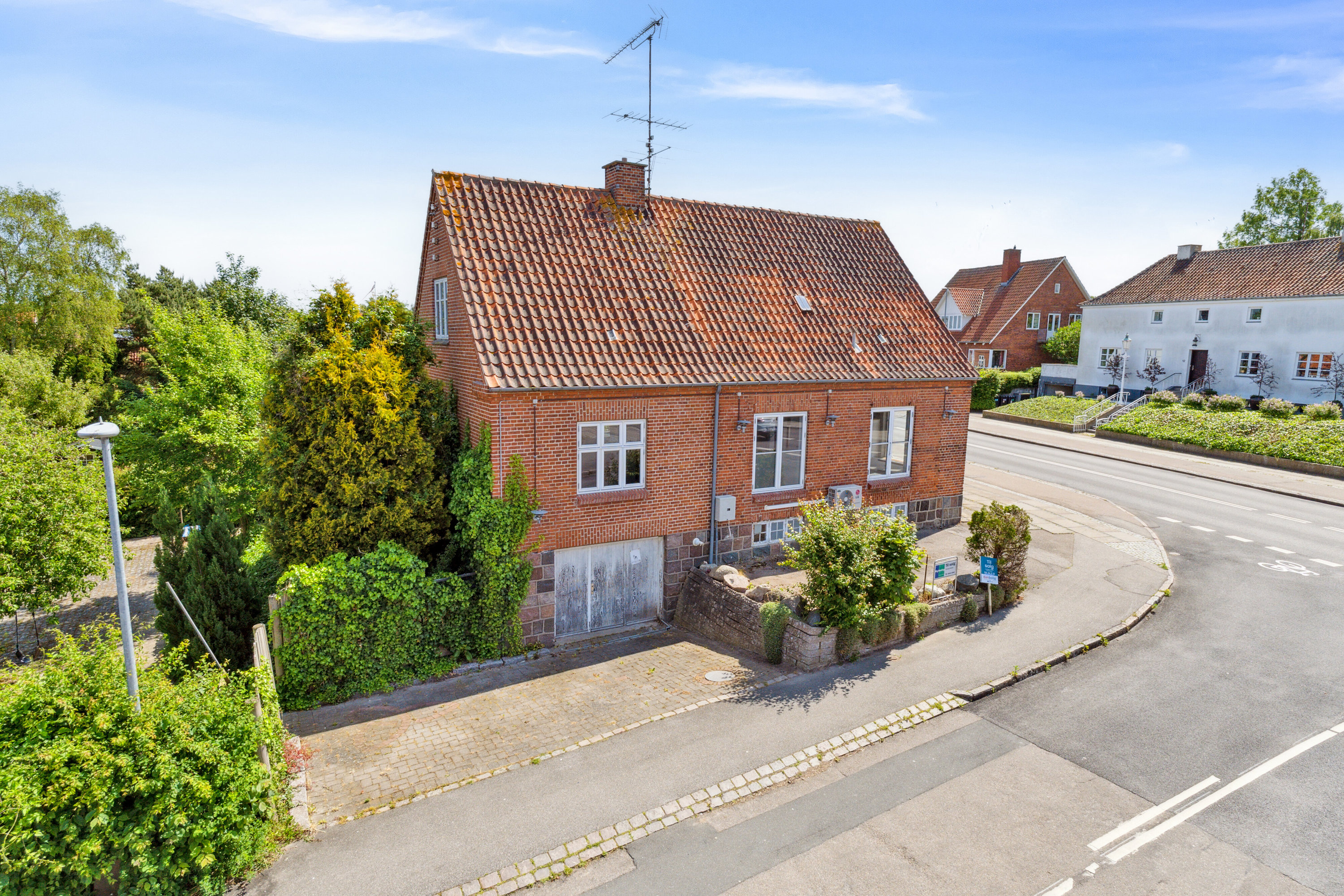 Fremhævet set fra vejen billede i fuldskærmstilstand. Billede af Munkholmvej 43, 4300 Holbæk