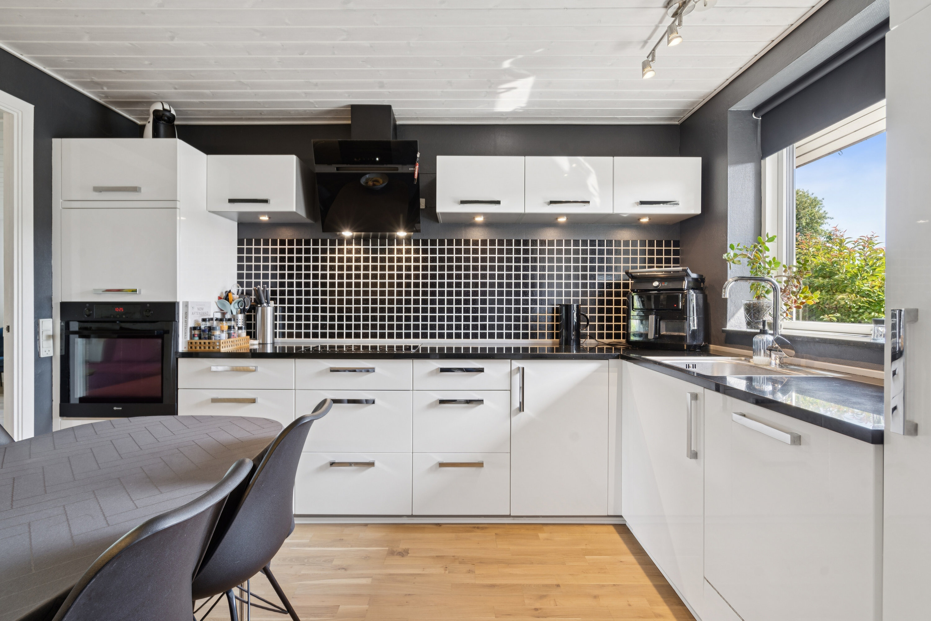 Fremhævet køkken billede i fuldskærmstilstand. Billede af Tranehøjen 286, Dyrup, 5250 Odense SV