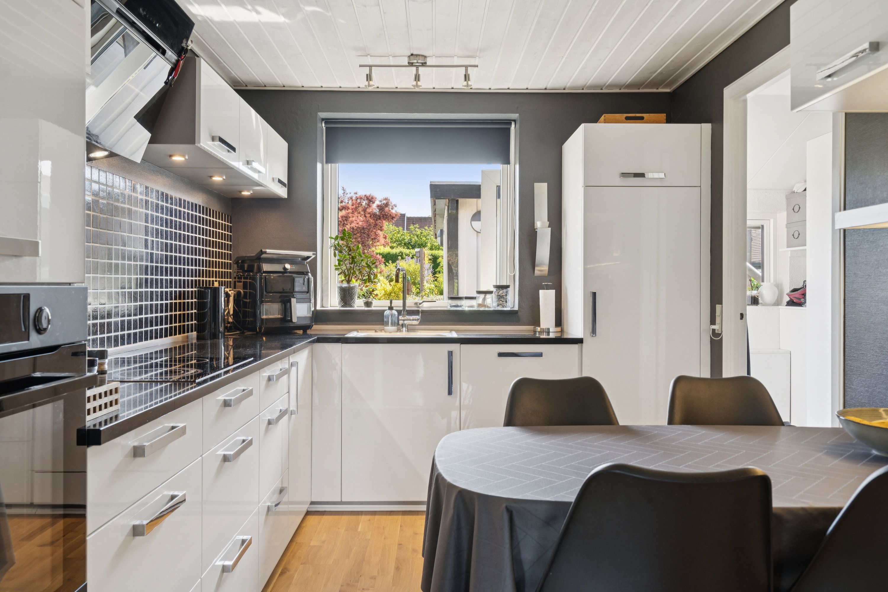 Fremhævet køkken billede i fuldskærmstilstand. Billede af Tranehøjen 286, Dyrup, 5250 Odense SV