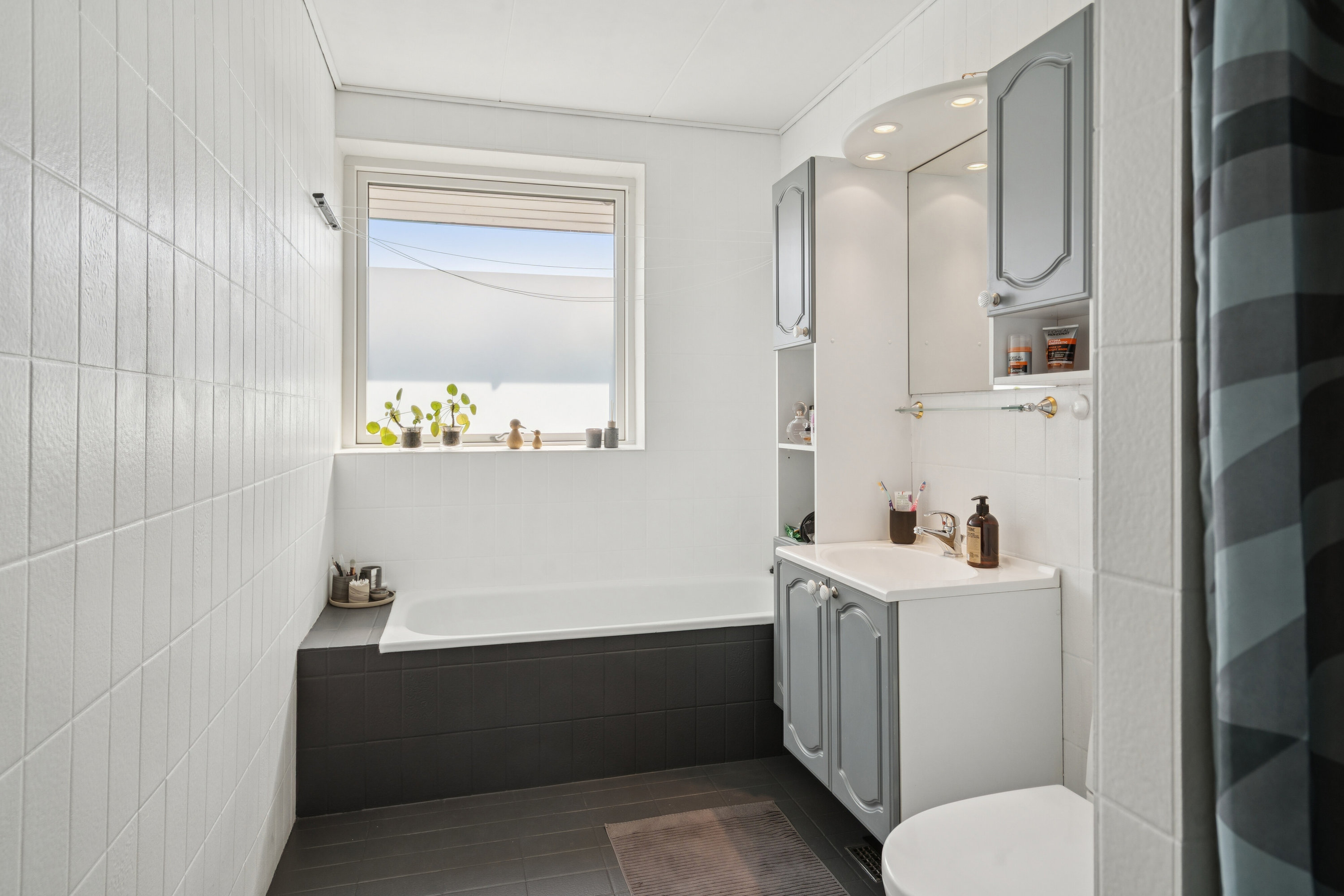 Fremhævet badeværelse billede i fuldskærmstilstand. Billede af Tranehøjen 286, Dyrup, 5250 Odense SV