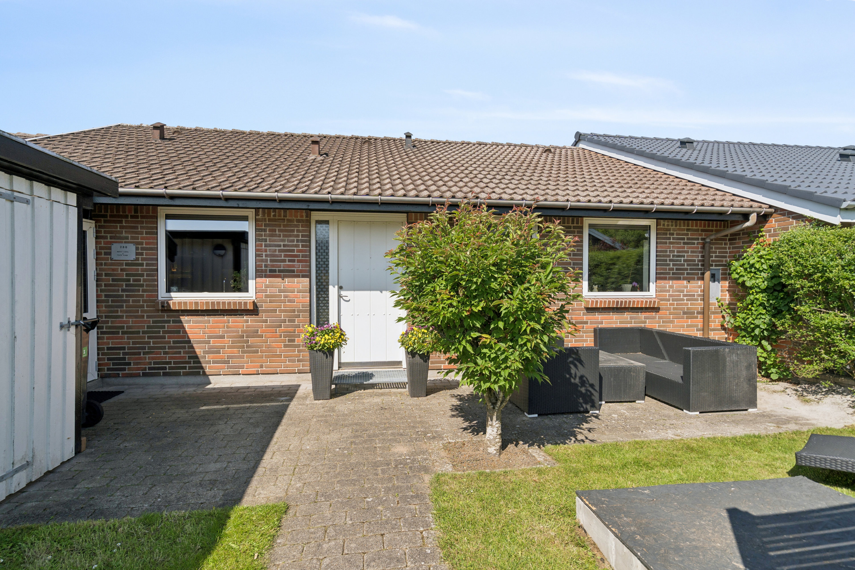 Fremhævet set fra vejen billede i fuldskærmstilstand. Billede af Tranehøjen 286, Dyrup, 5250 Odense SV