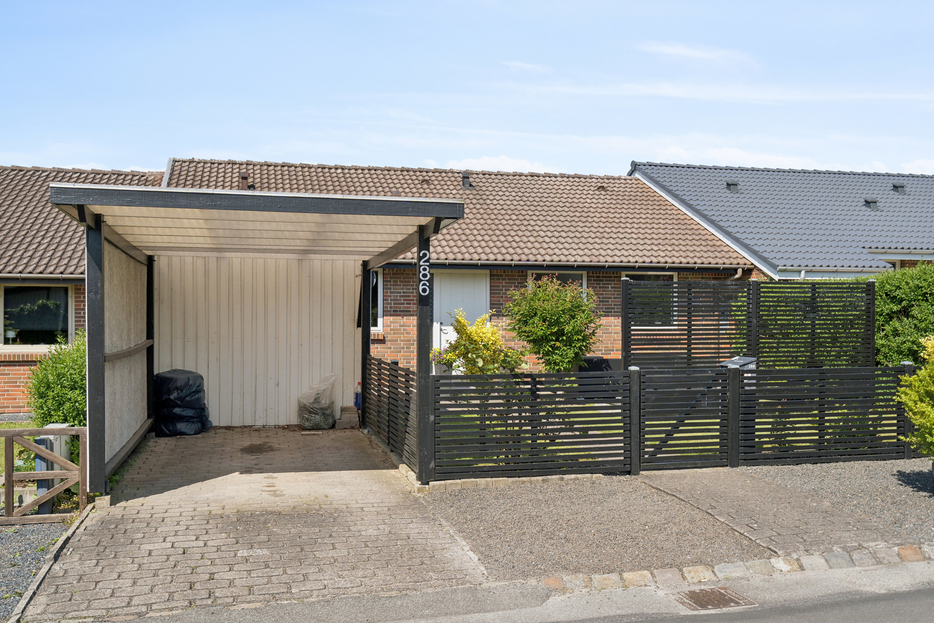 Fremhævet set fra vejen billede i fuldskærmstilstand. Billede af Tranehøjen 286, Dyrup, 5250 Odense SV