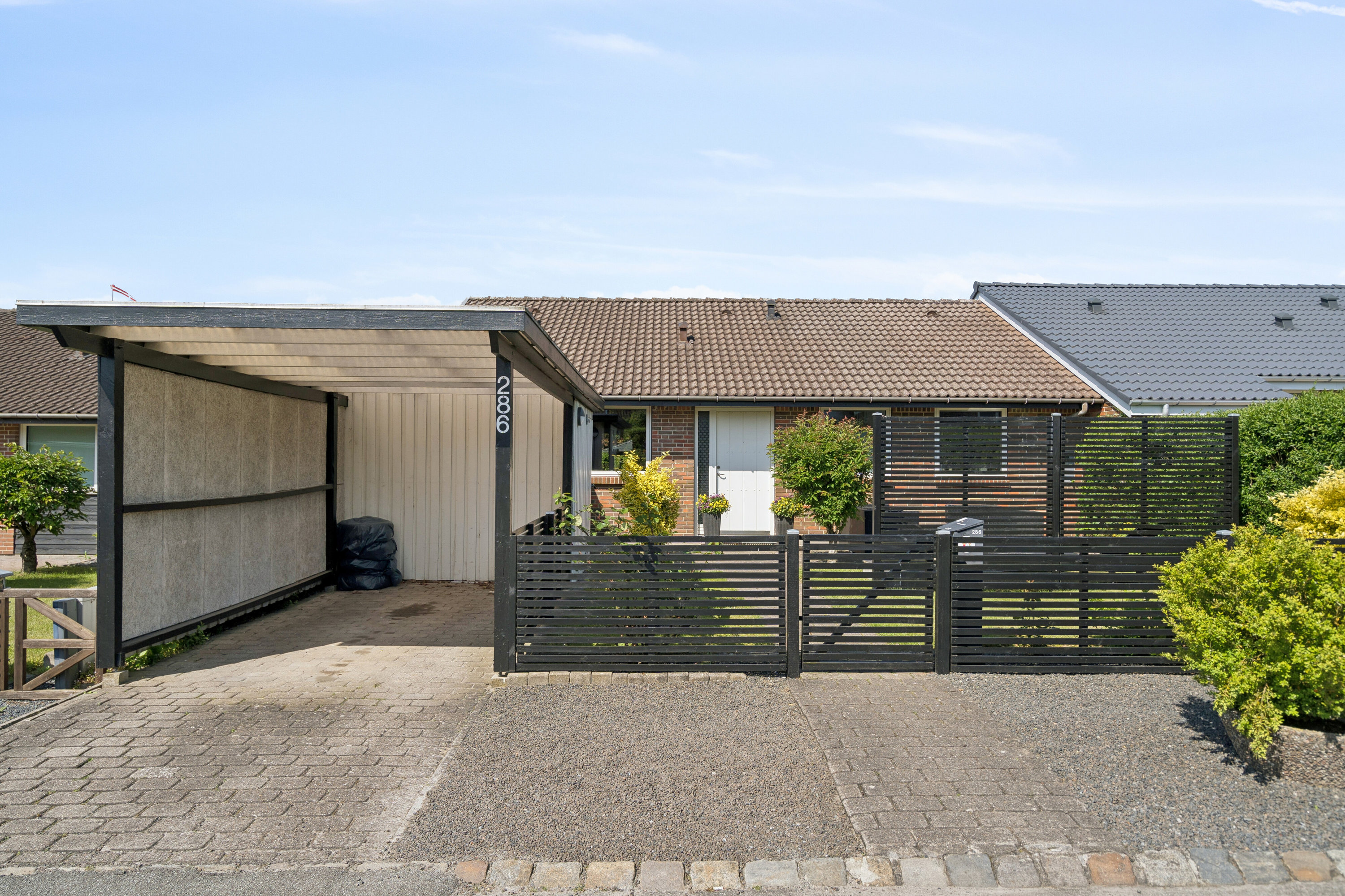 Miniaturebillede 1: set fra vejen. Billede af Tranehøjen 286, Dyrup, 5250 Odense SV