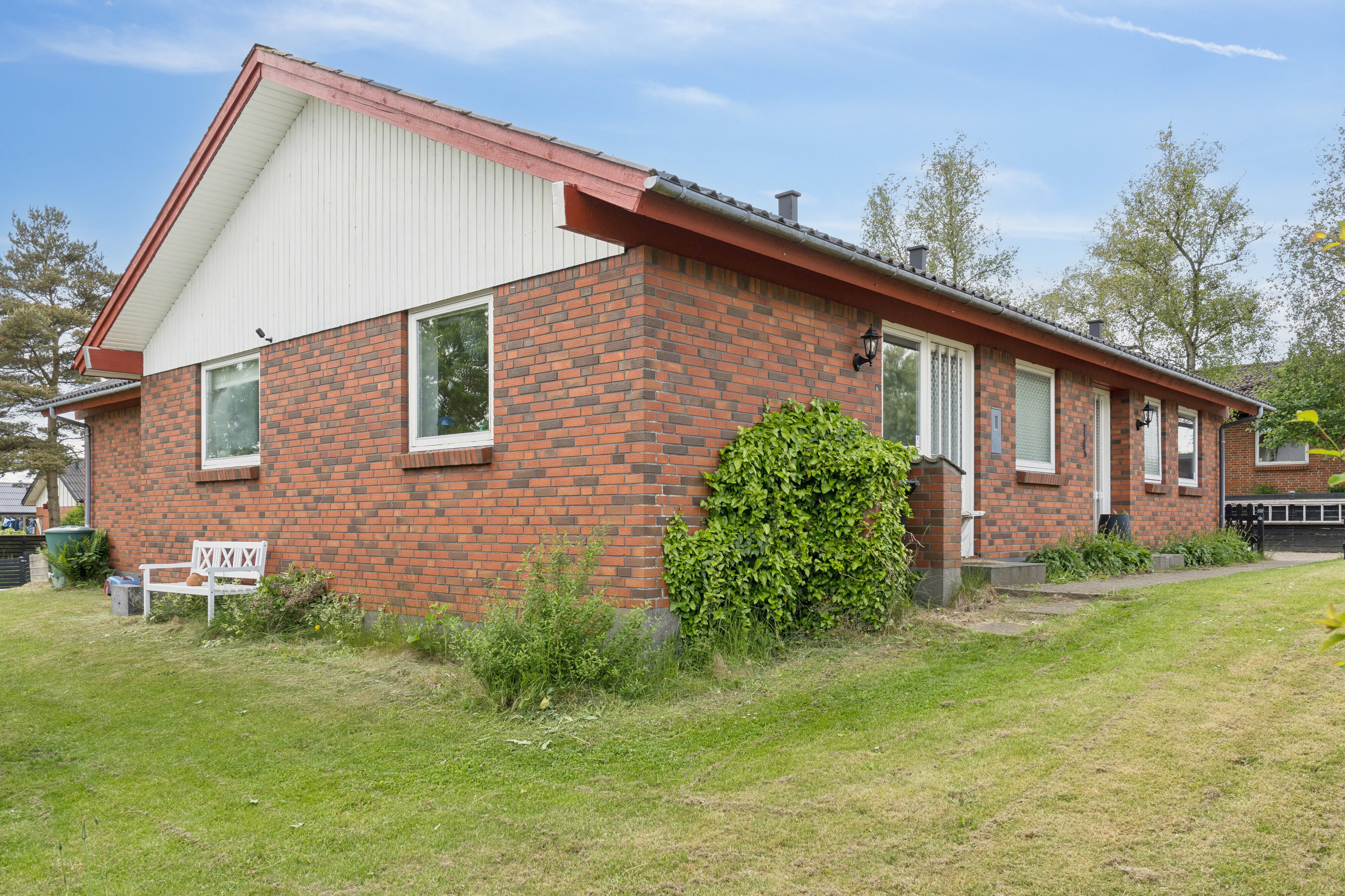 Fremhævet set fra haven billede i fuldskærmstilstand. Billede af Gefionsvej 11, 9870 Sindal