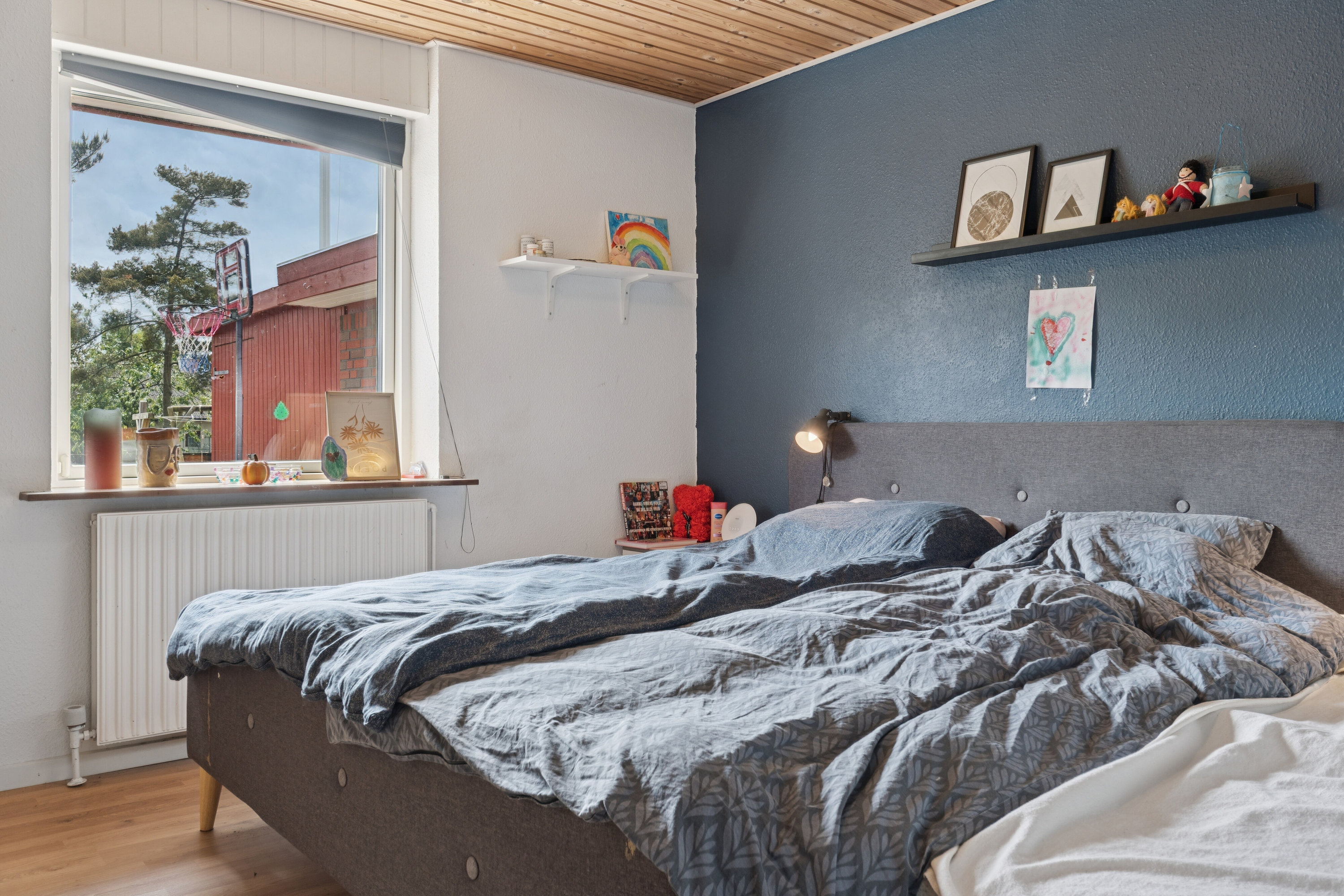 Fremhævet soveværelse billede i fuldskærmstilstand. Billede af Gefionsvej 11, 9870 Sindal