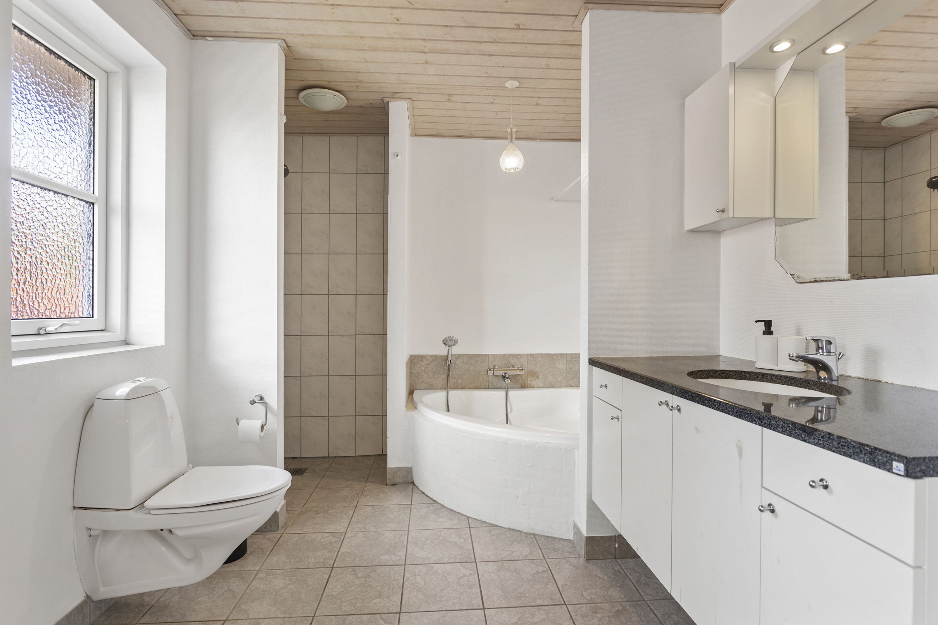 Fremhævet badeværelse billede i fuldskærmstilstand. Billede af Algade 144, 9700 Brønderslev