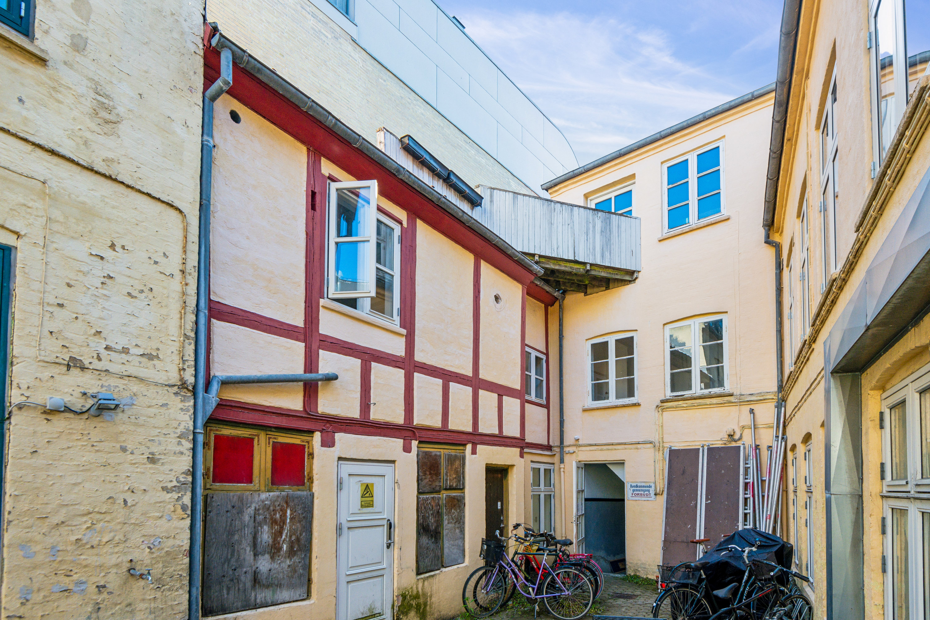 Fremhævet gårdmiljø billede i fuldskærmstilstand. Billede af Vesterå 7, 1. th., 9000 Aalborg