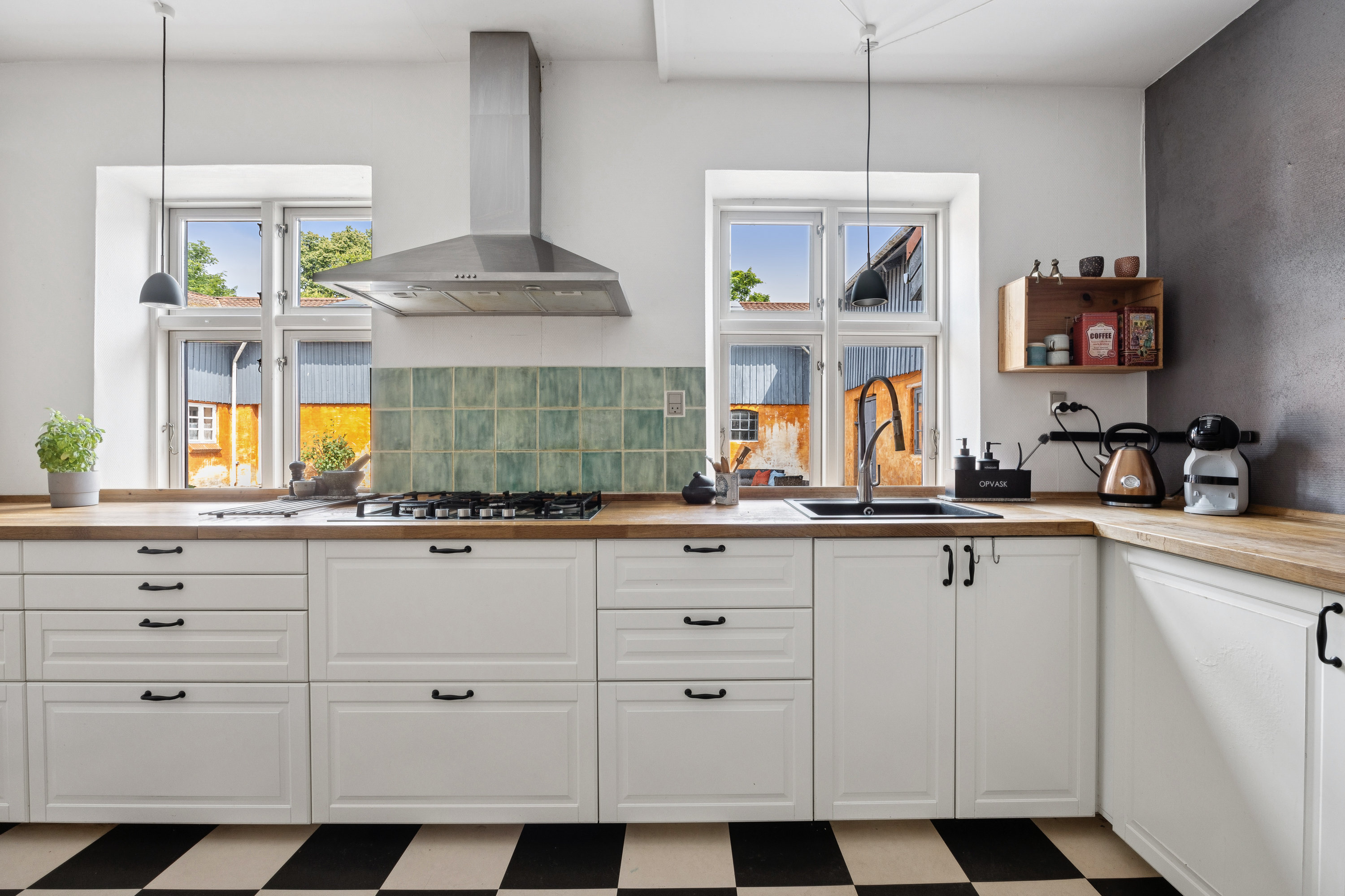 Fremhævet køkken billede i fuldskærmstilstand. Billede af Svansbjergvej 2, 4681 Herfølge