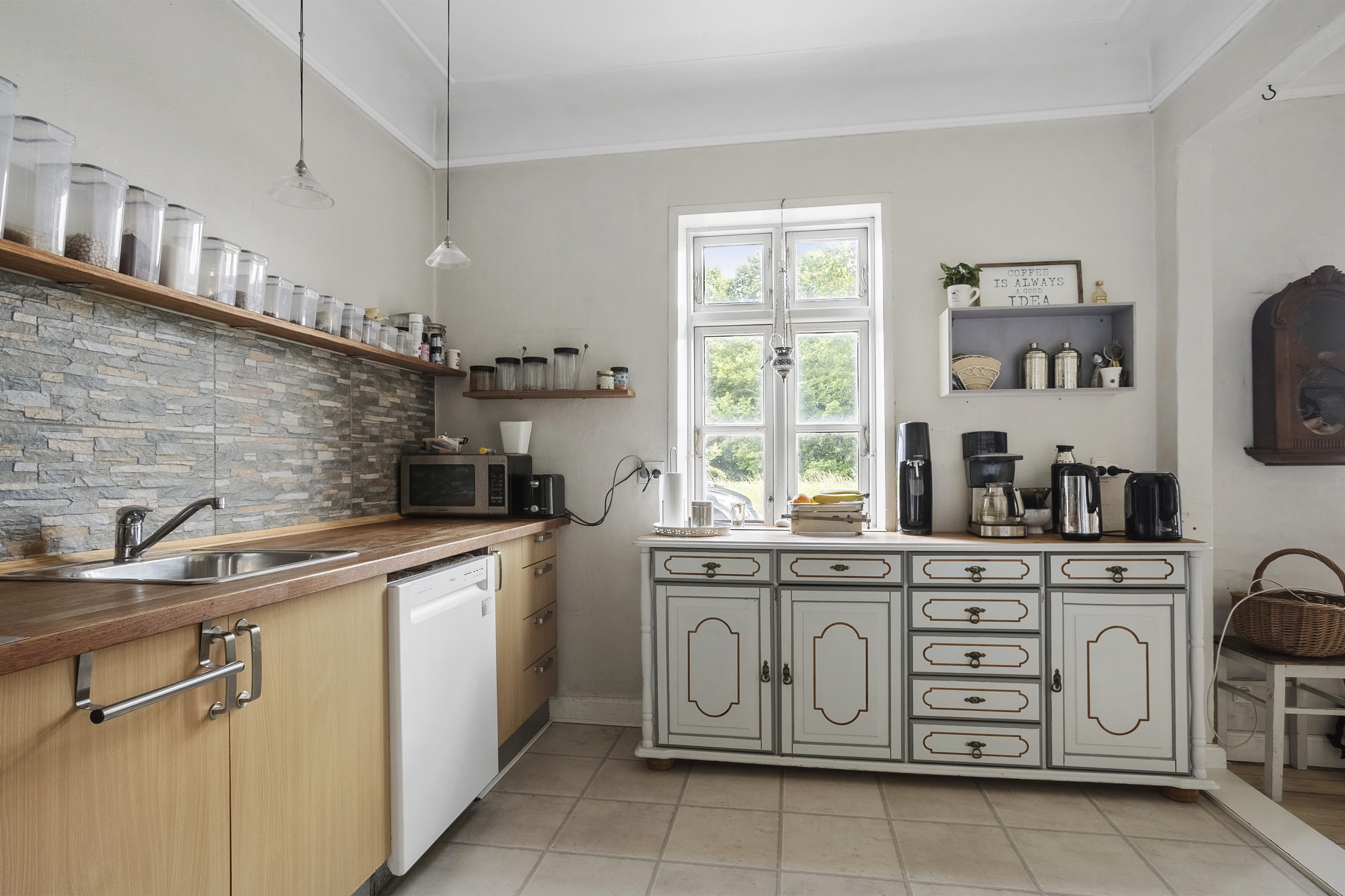 Fremhævet køkken billede i fuldskærmstilstand. Billede af Ribe-Vejle Landevej 13, Nyby, 6600 Vejen