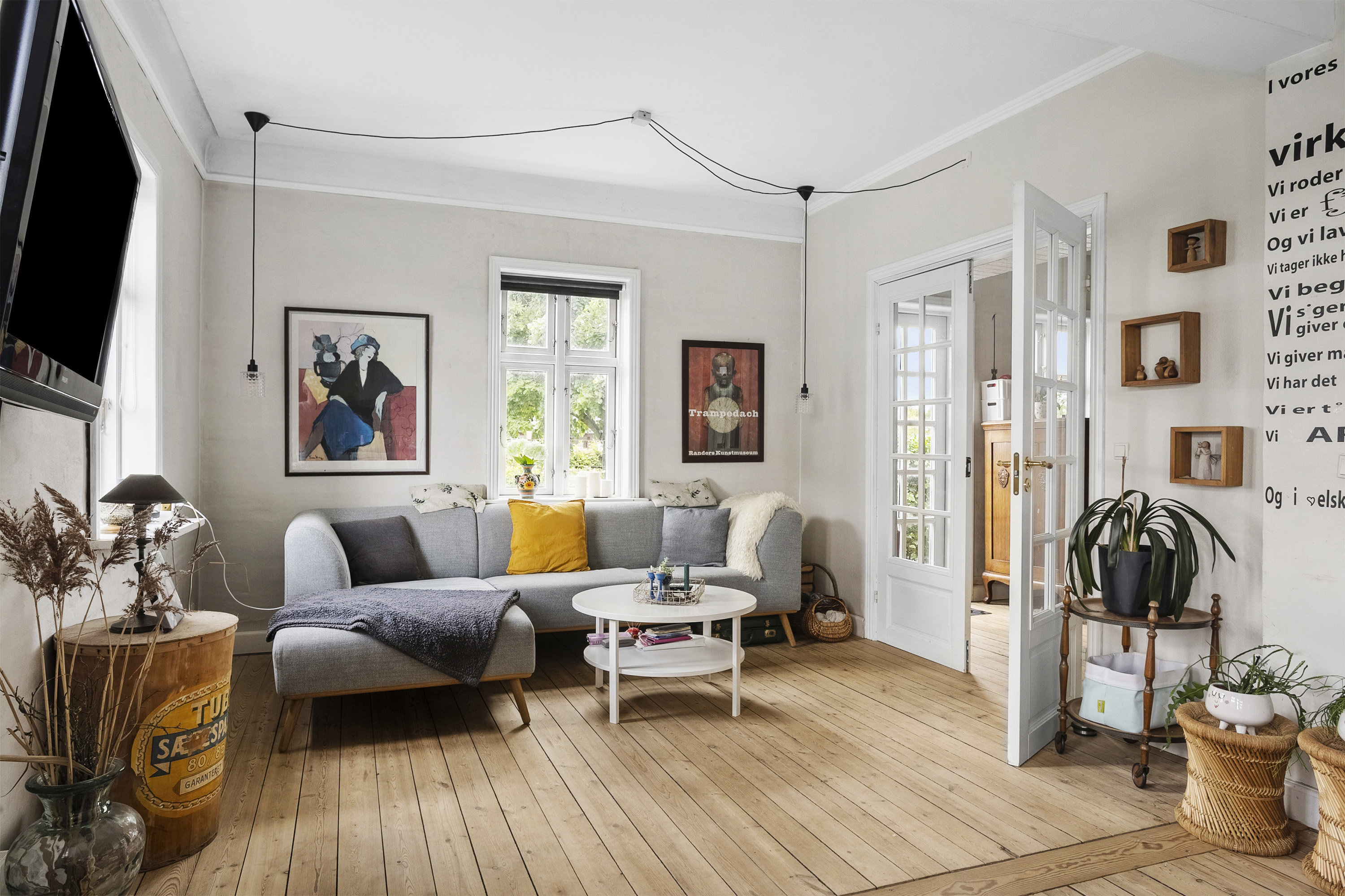 Fremhævet stue billede i fuldskærmstilstand. Billede af Ribe-Vejle Landevej 13, Nyby, 6600 Vejen