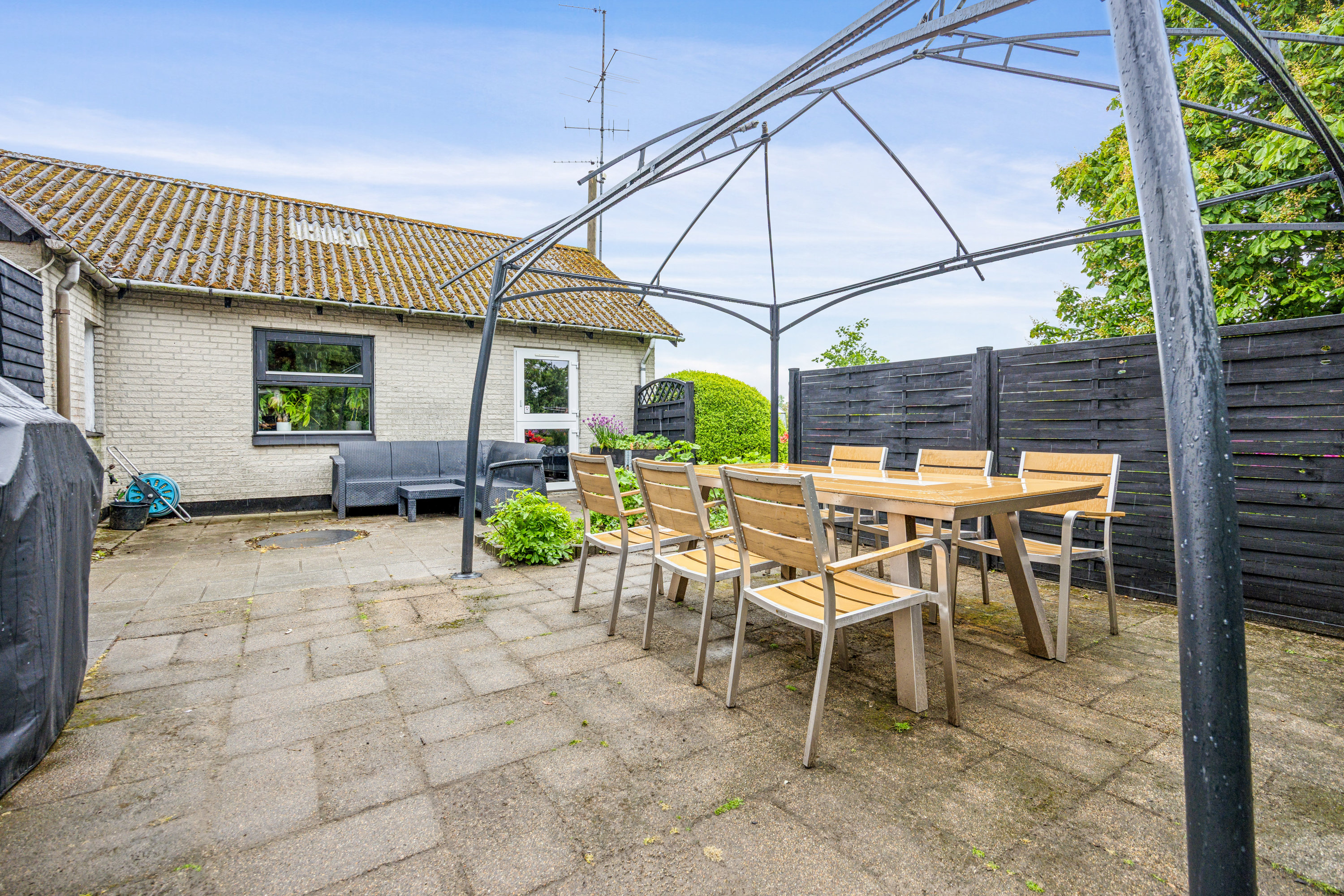 Fremhævet terrasse billede i fuldskærmstilstand. Billede af Bjørnbækvej 4, Ravnstrup, 9320 Hjallerup