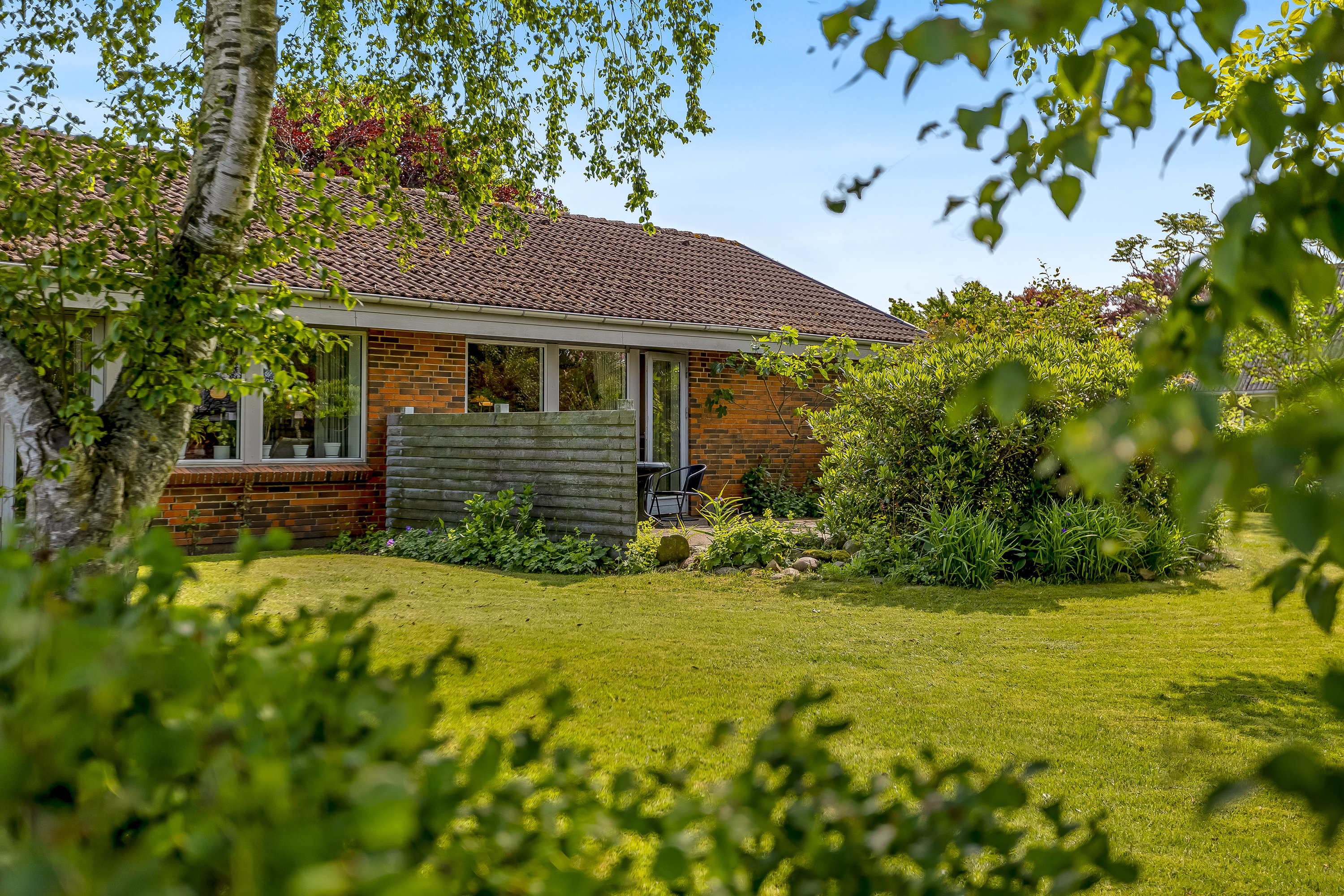 Fremhævet facade billede i fuldskærmstilstand. Billede af Midsommervej 103, 6261 Bredebro