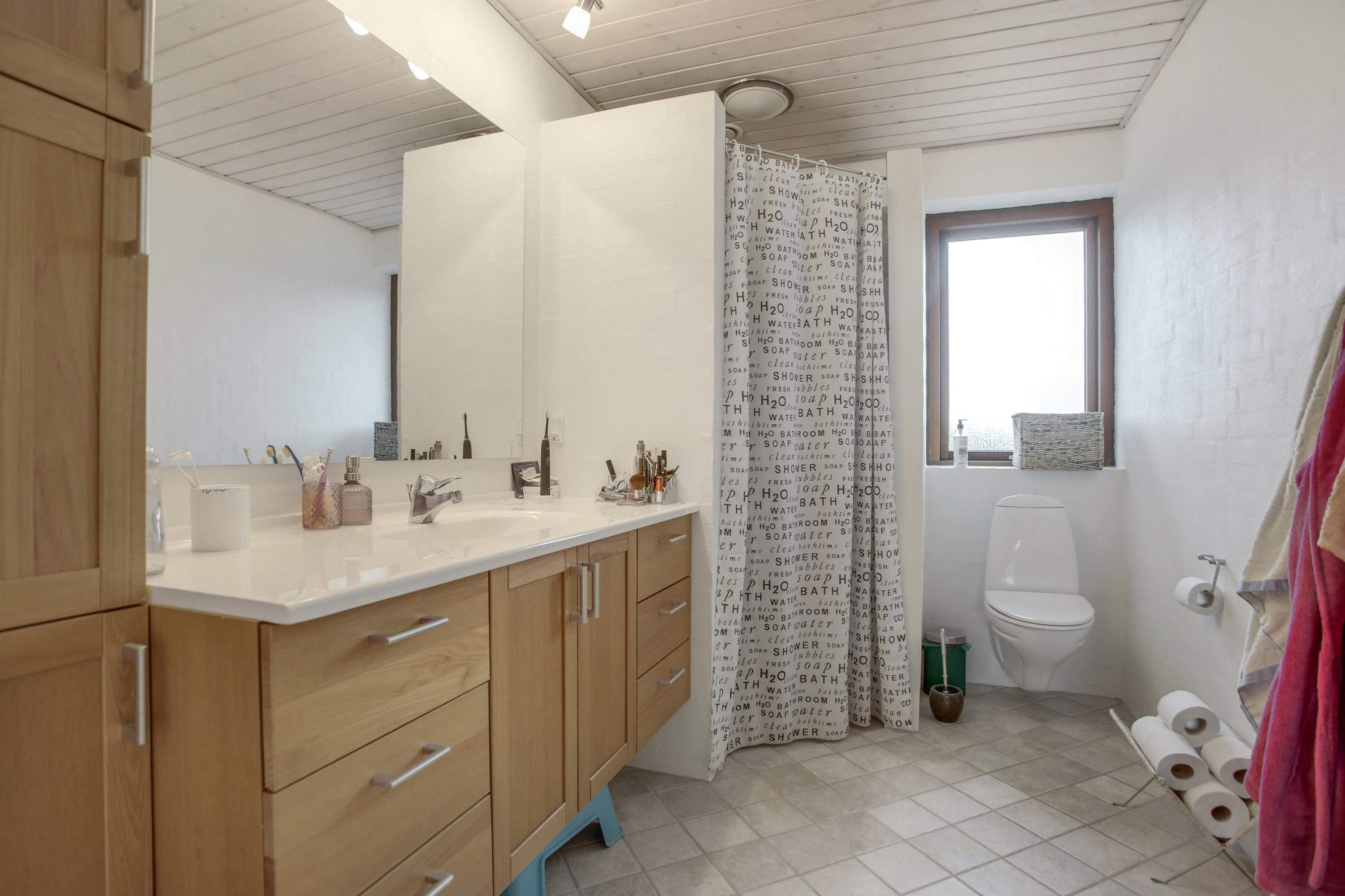 Fremhævet badeværelse billede i fuldskærmstilstand. Billede af Guldager 12, Ølholm, 7160 Tørring