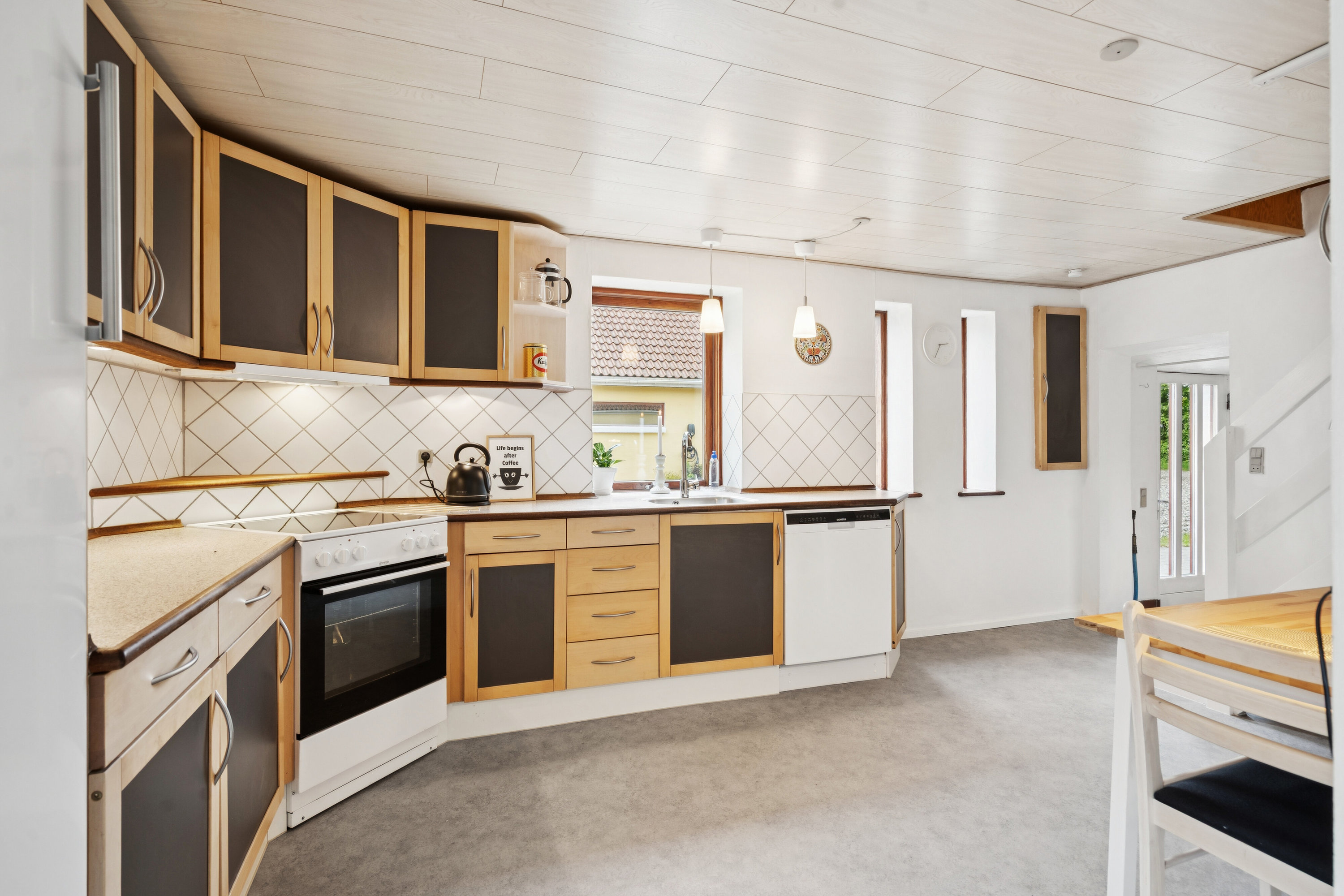 Fremhævet køkken billede i fuldskærmstilstand. Billede af Pletvej 135, Mosbjerg, 9870 Sindal