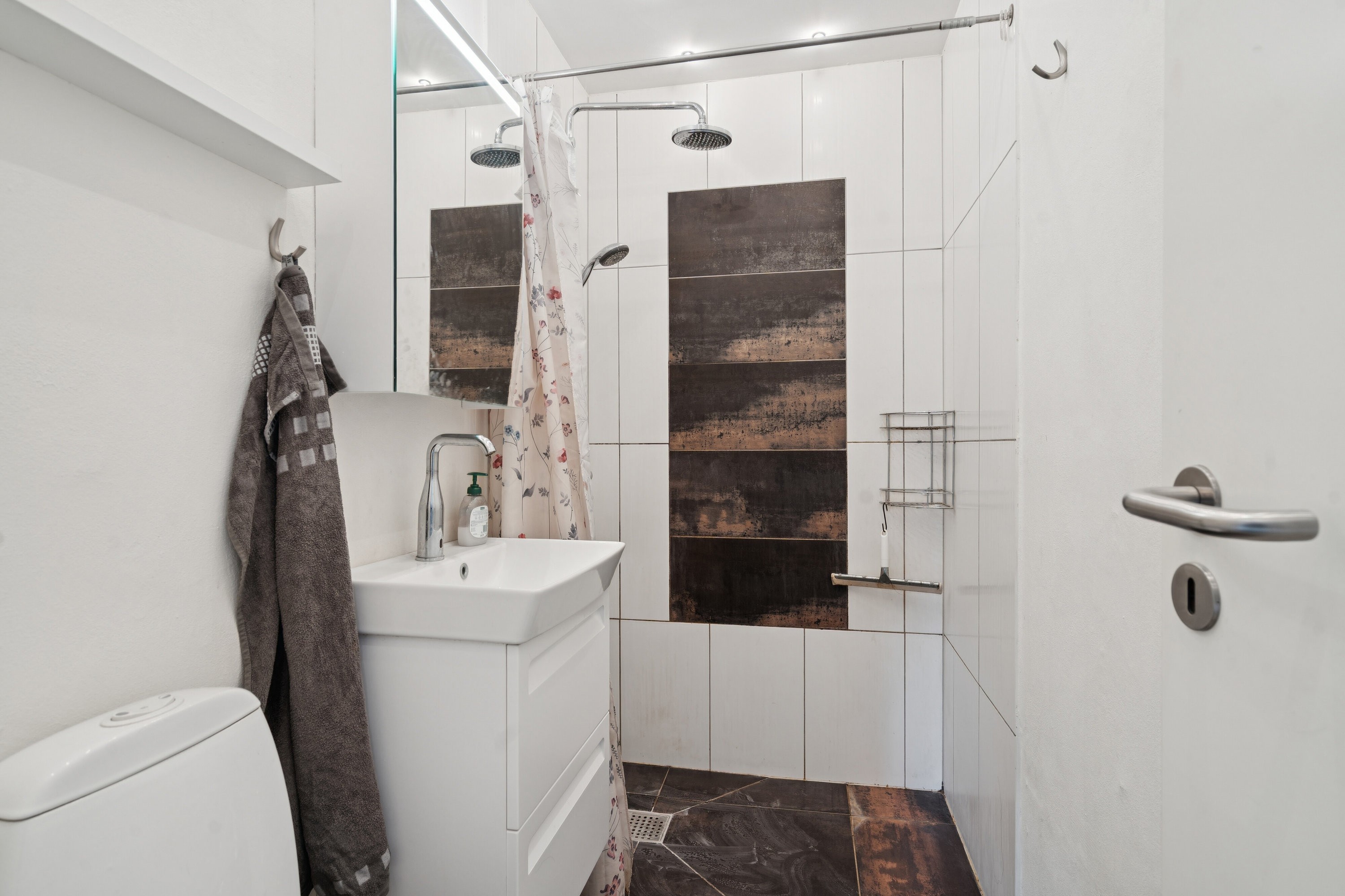 Fremhævet badeværelse billede i fuldskærmstilstand. Billede af Emmavænget 16, Næsby, 5270 Odense N