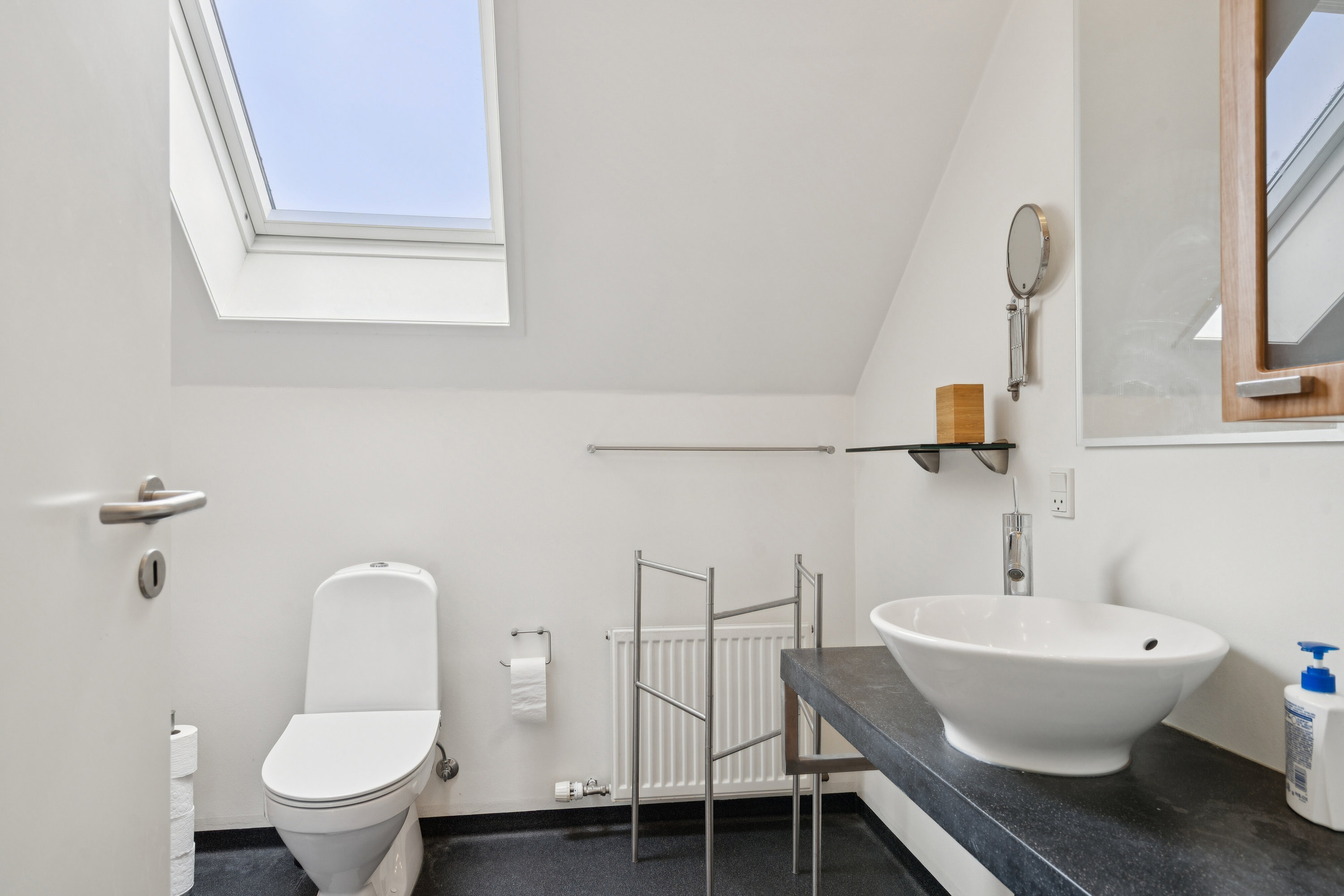 Fremhævet badeværelse billede i fuldskærmstilstand. Billede af Emmavænget 16, Næsby, 5270 Odense N