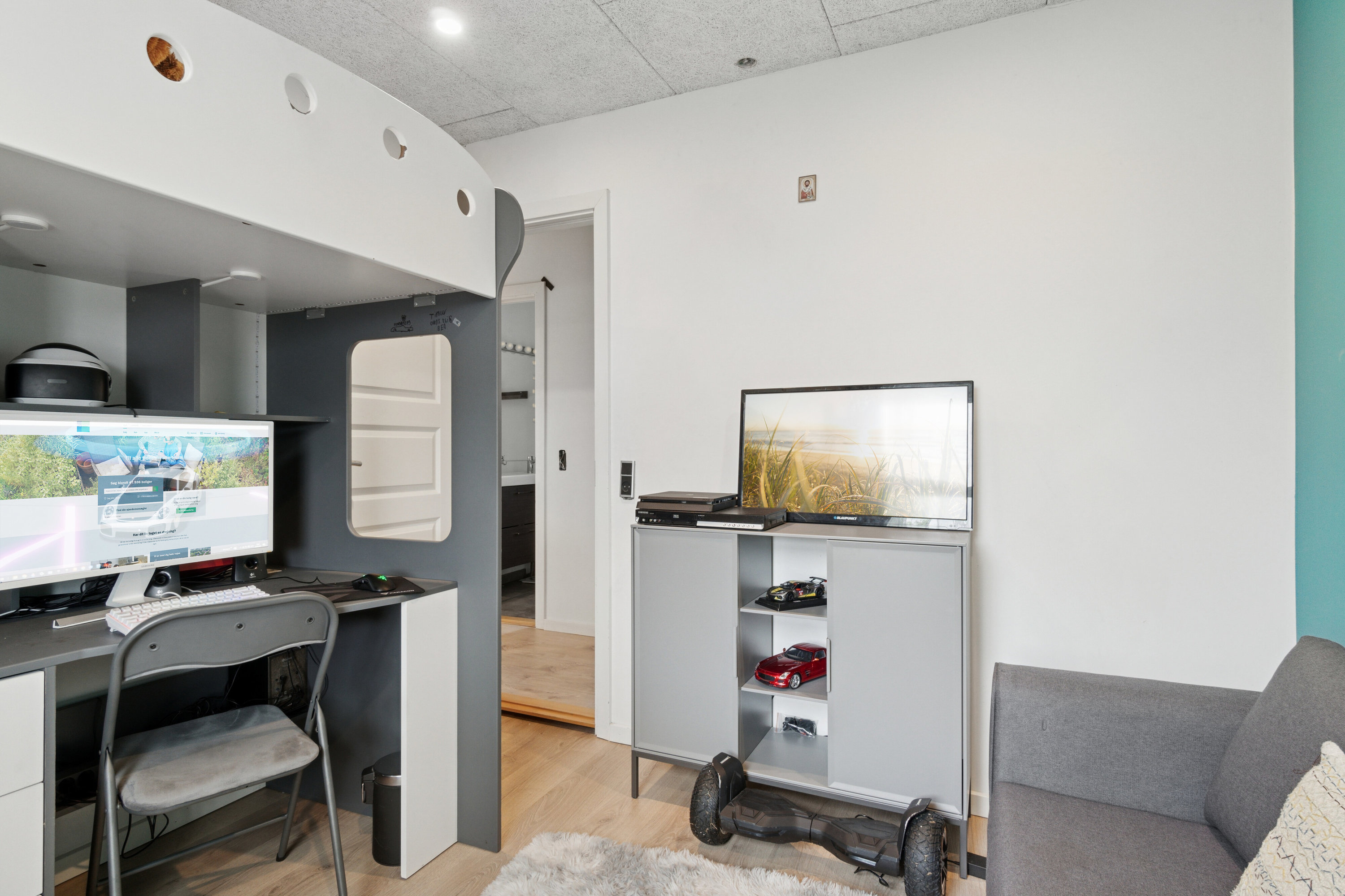 Fremhævet arbejdsværelse billede i fuldskærmstilstand. Billede af Lærkevænget 10, 8721 Daugård