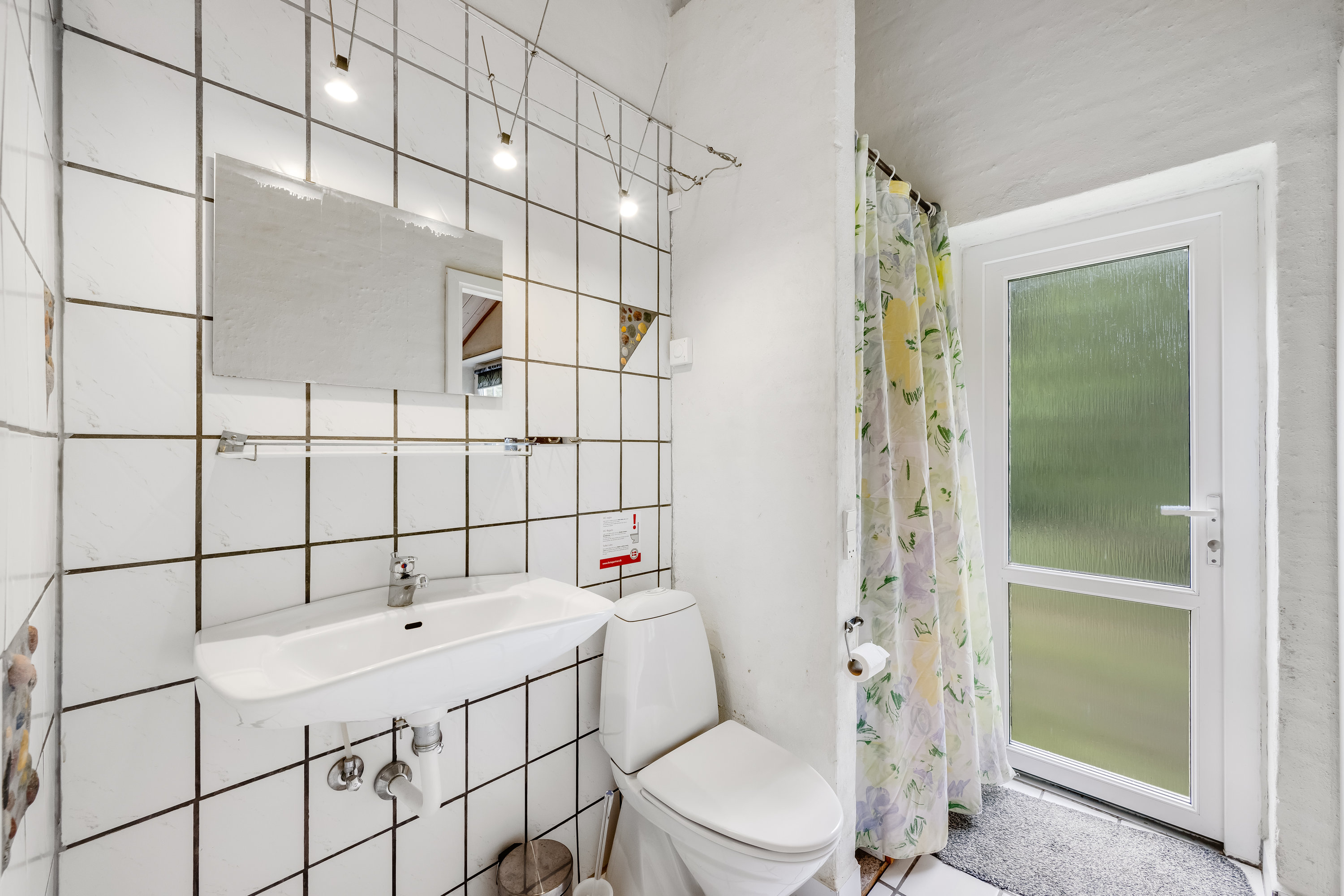 Fremhævet badeværelse billede i fuldskærmstilstand. Billede af Alrum 1, Stadil, 6980 Tim