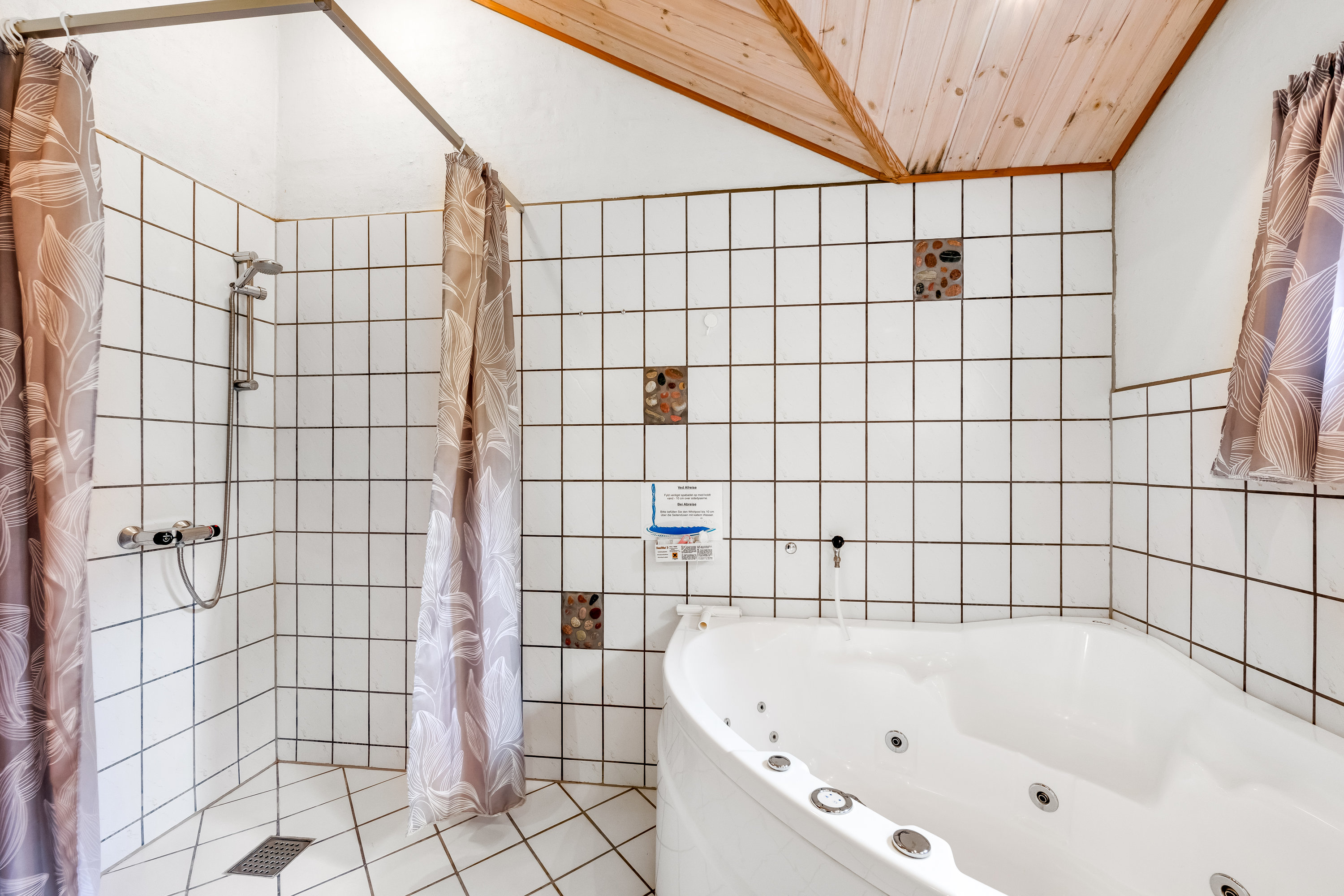 Fremhævet badeværelse billede i fuldskærmstilstand. Billede af Alrum 1, Stadil, 6980 Tim